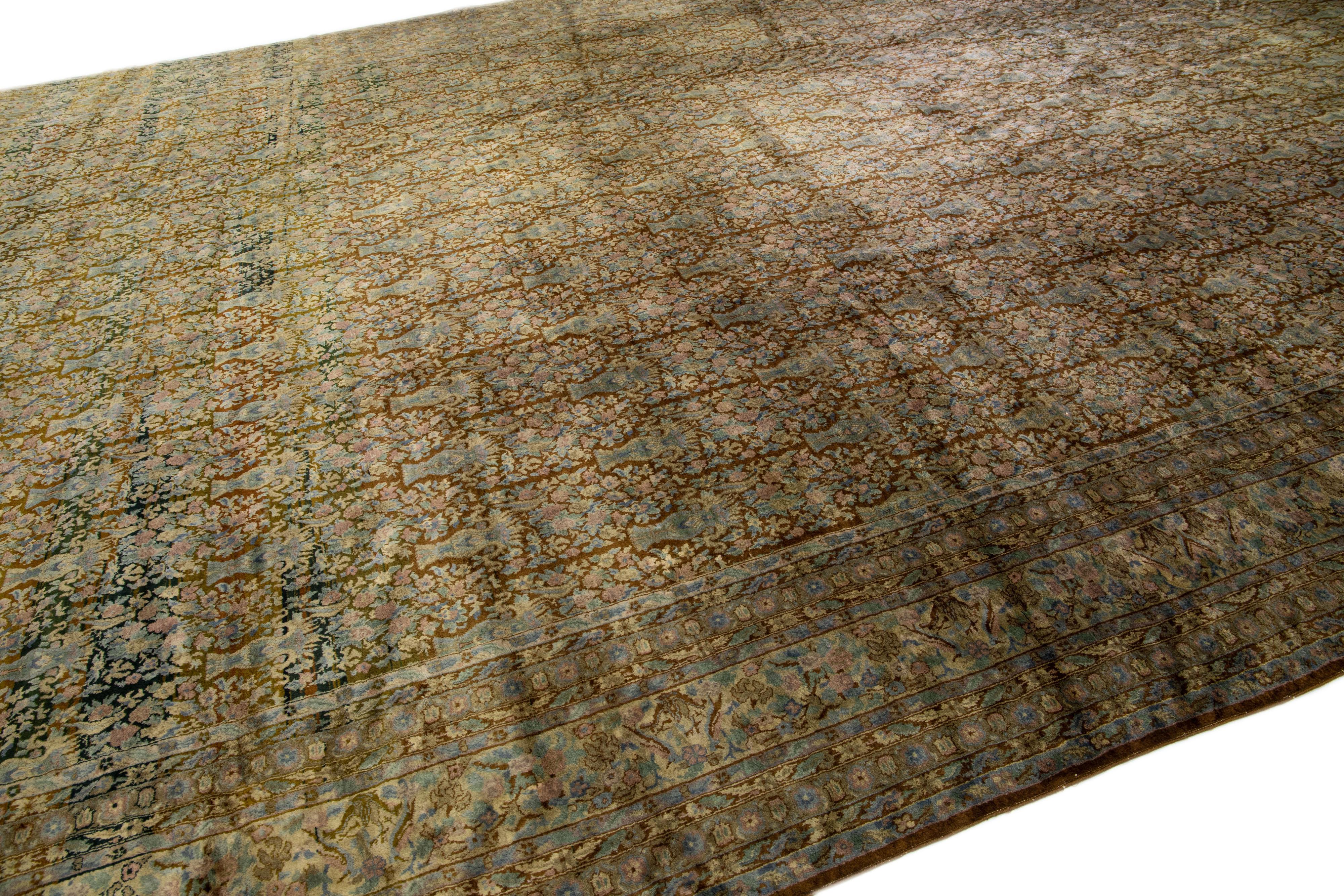Brauner antiker indischer Agra handgefertigter Allover-Teppich aus geblümter Wolle (20. Jahrhundert) im Angebot