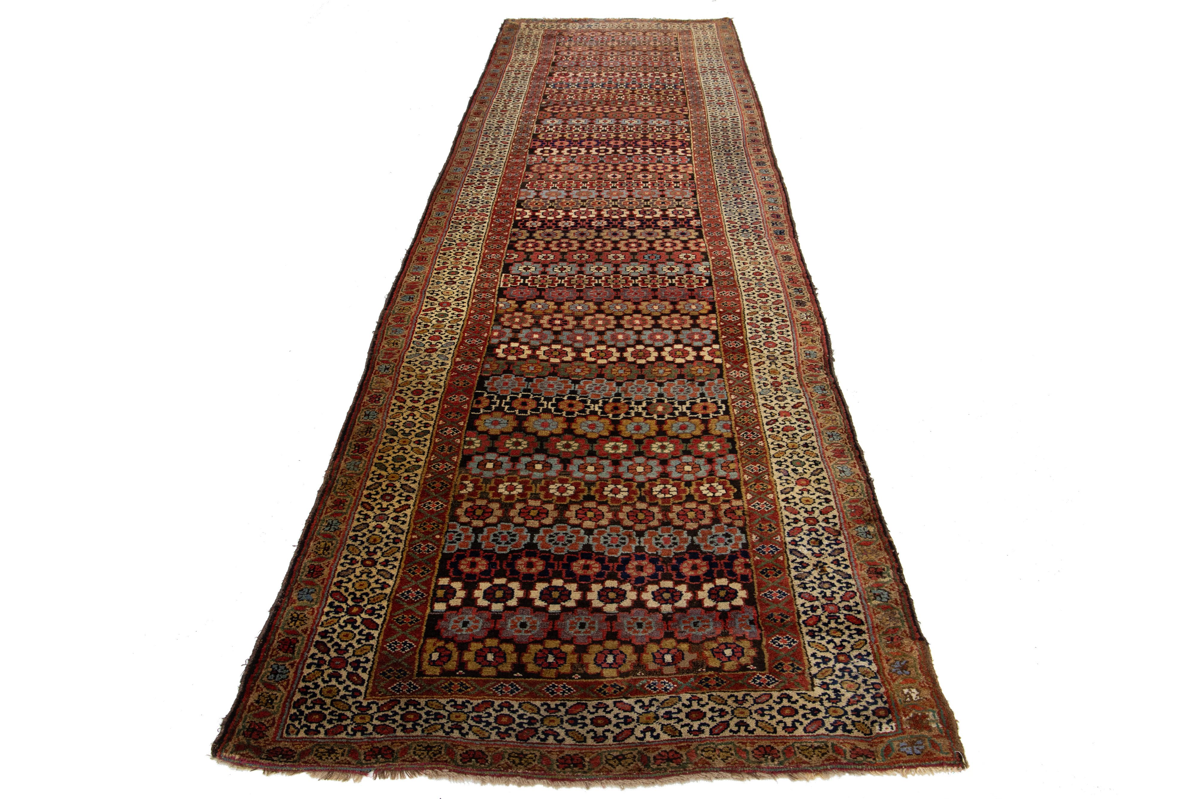 Dieser schöne handgeknüpfte Wollteppich aus dem 20. Jahrhundert von Malayer hat ein braunes Farbfeld. Es weist atemberaubende mehrfarbige Akzente in einem wunderschönen Blumenmuster auf.

Dieser Teppich misst 3'1