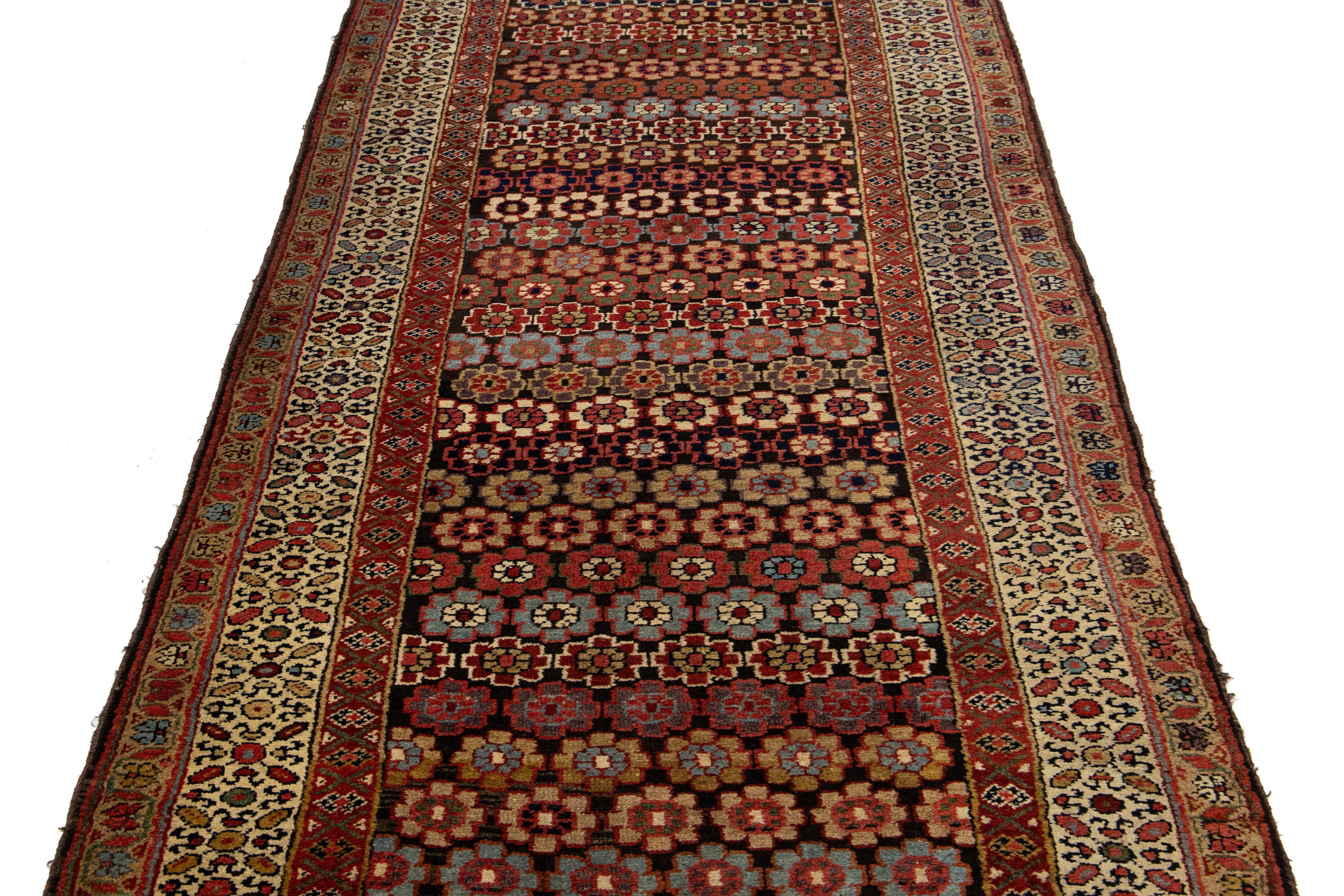 Brown Antique Malayer Wolle Läufer Handmade With Floral Pattern im Zustand „Hervorragend“ im Angebot in Norwalk, CT