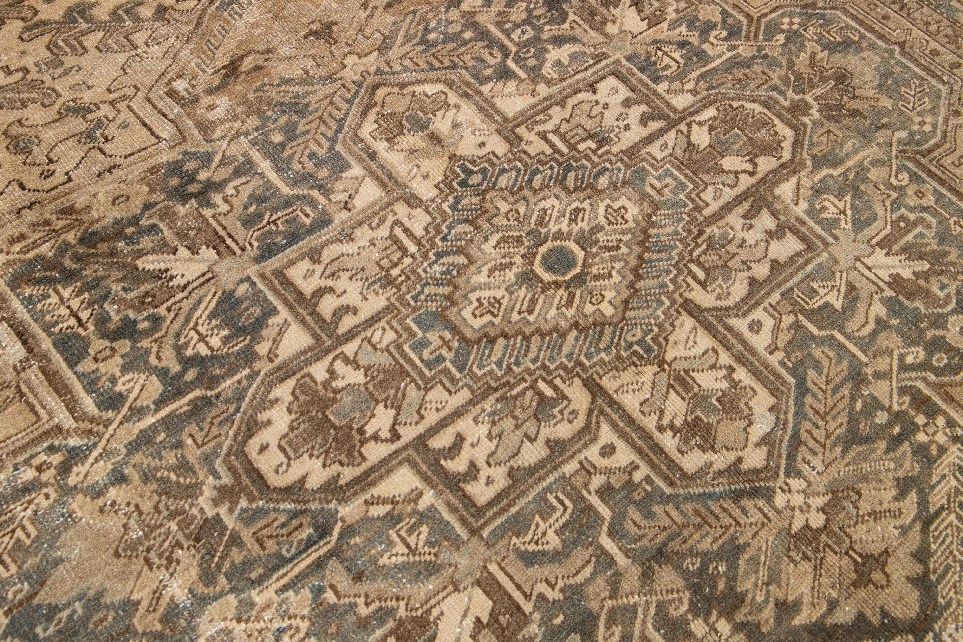Perse Tapis ancien en laine persane Heriz Brown à motif de médaillon datant des années 1920 en vente
