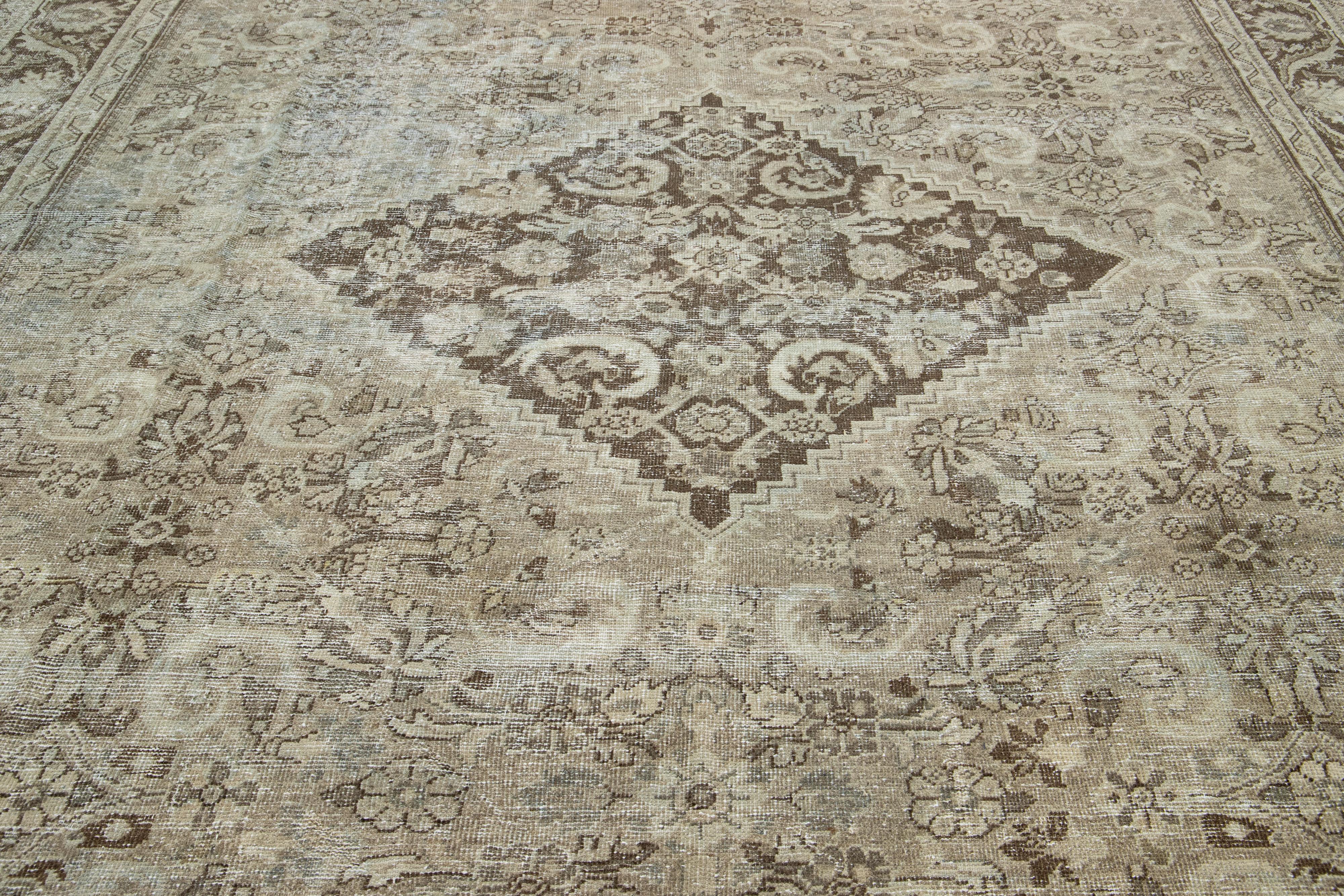 20ième siècle Brown Antique Persian Mahal Wool Rug With Allover Pattern From The 1900s (Tapis de laine persan Mahal à motifs variés datant des années 1900) en vente