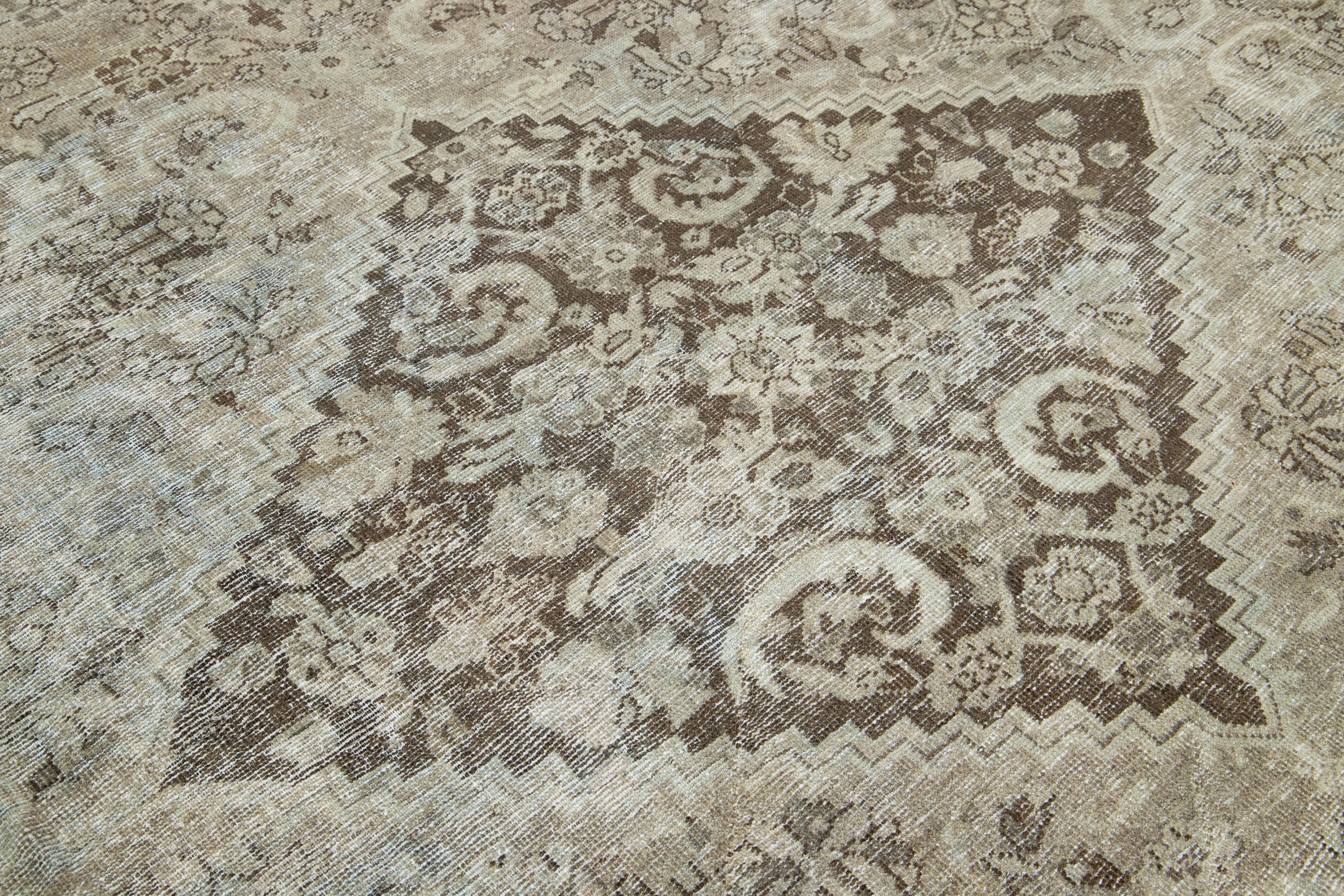 Laine Brown Antique Persian Mahal Wool Rug With Allover Pattern From The 1900s (Tapis de laine persan Mahal à motifs variés datant des années 1900) en vente