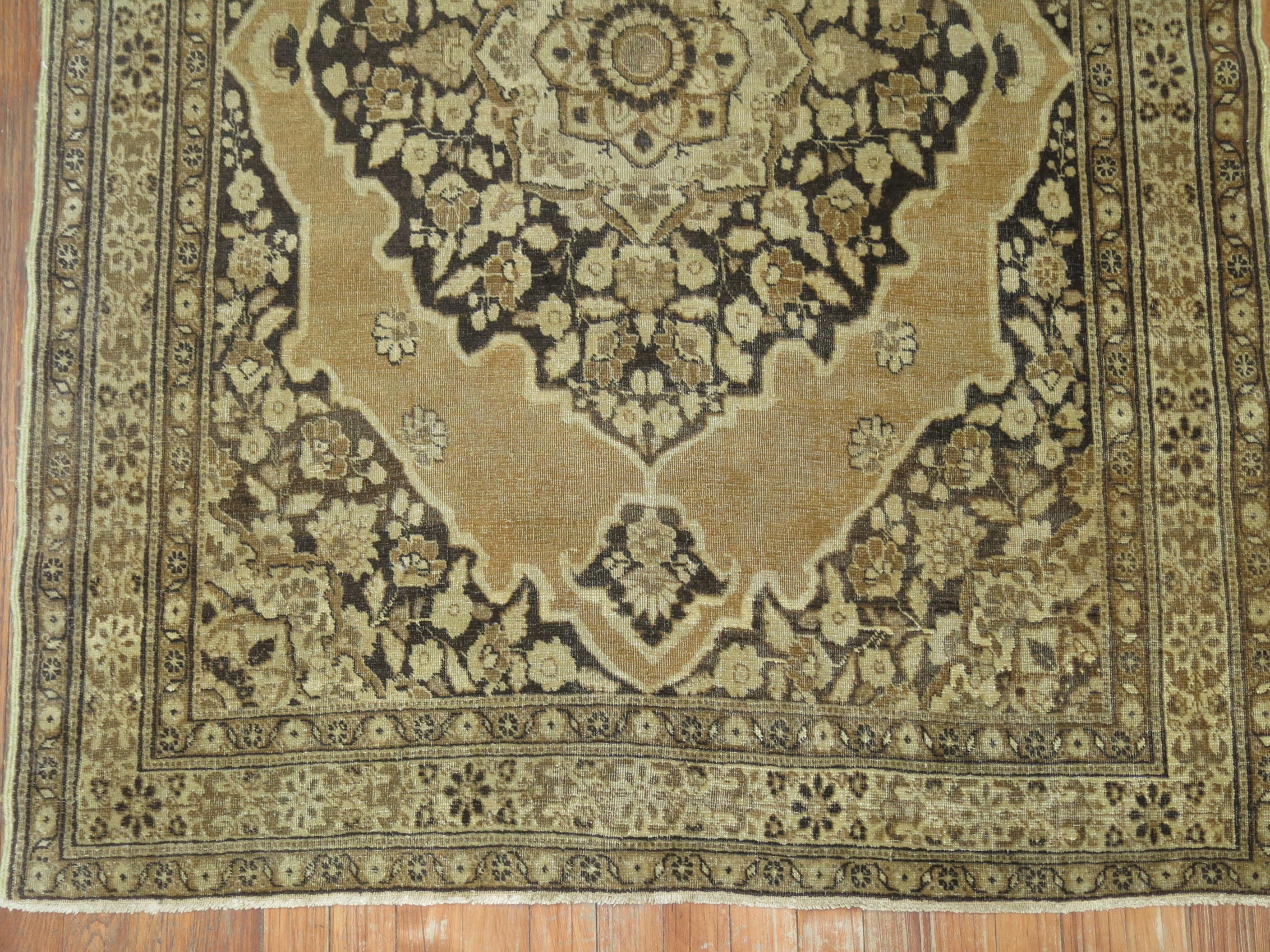 Authentique tapis persan Tabriz du début du XXe siècle. Si vous aimez le brun, c'est le tapis idéal.