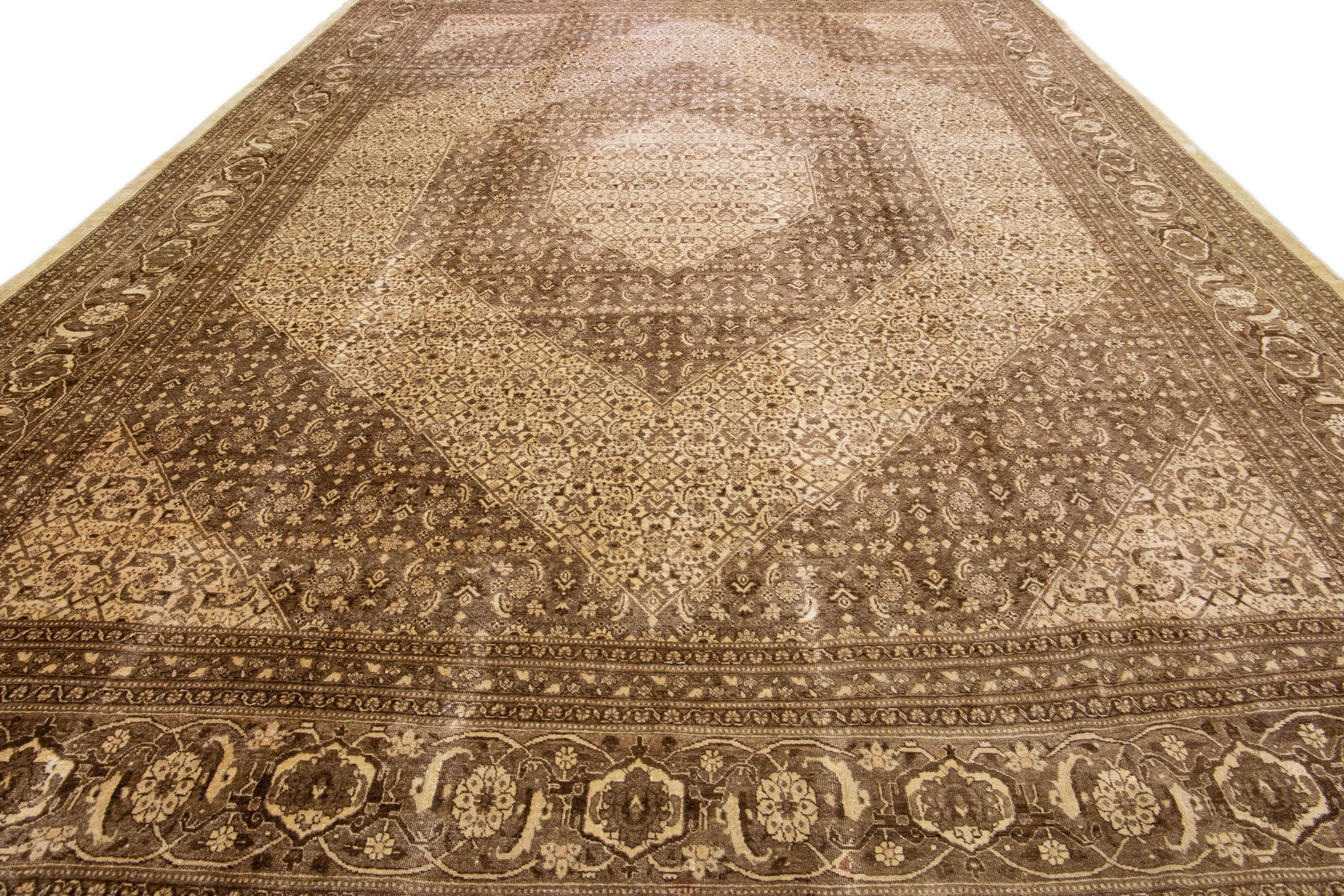 Perse Tapis en laine persane marron antique Tabriz fait à la main à motif de médaillons en vente