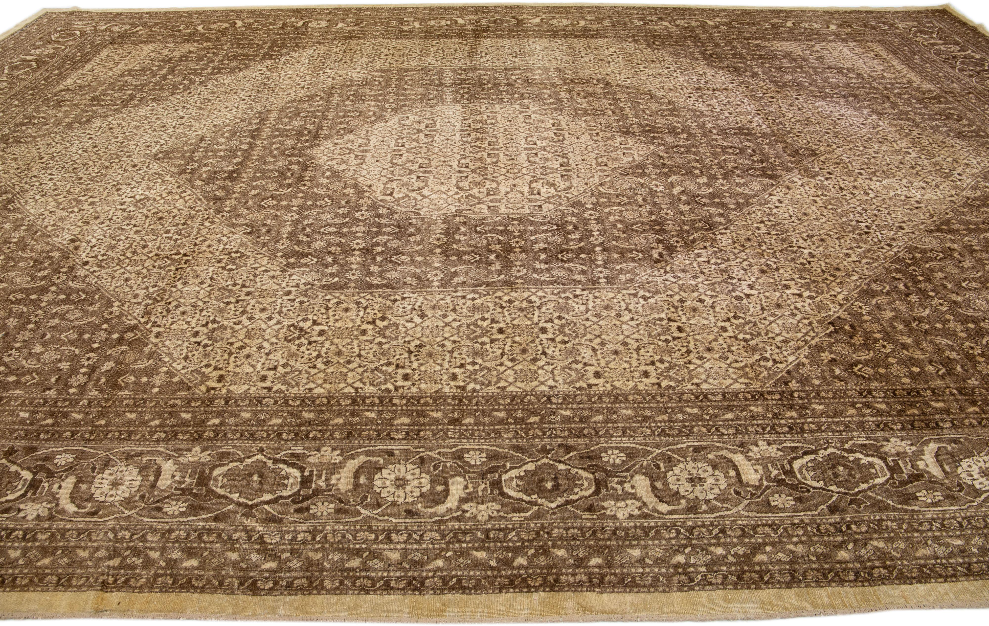Tapis en laine persane marron antique Tabriz fait à la main à motif de médaillons Excellent état - En vente à Norwalk, CT