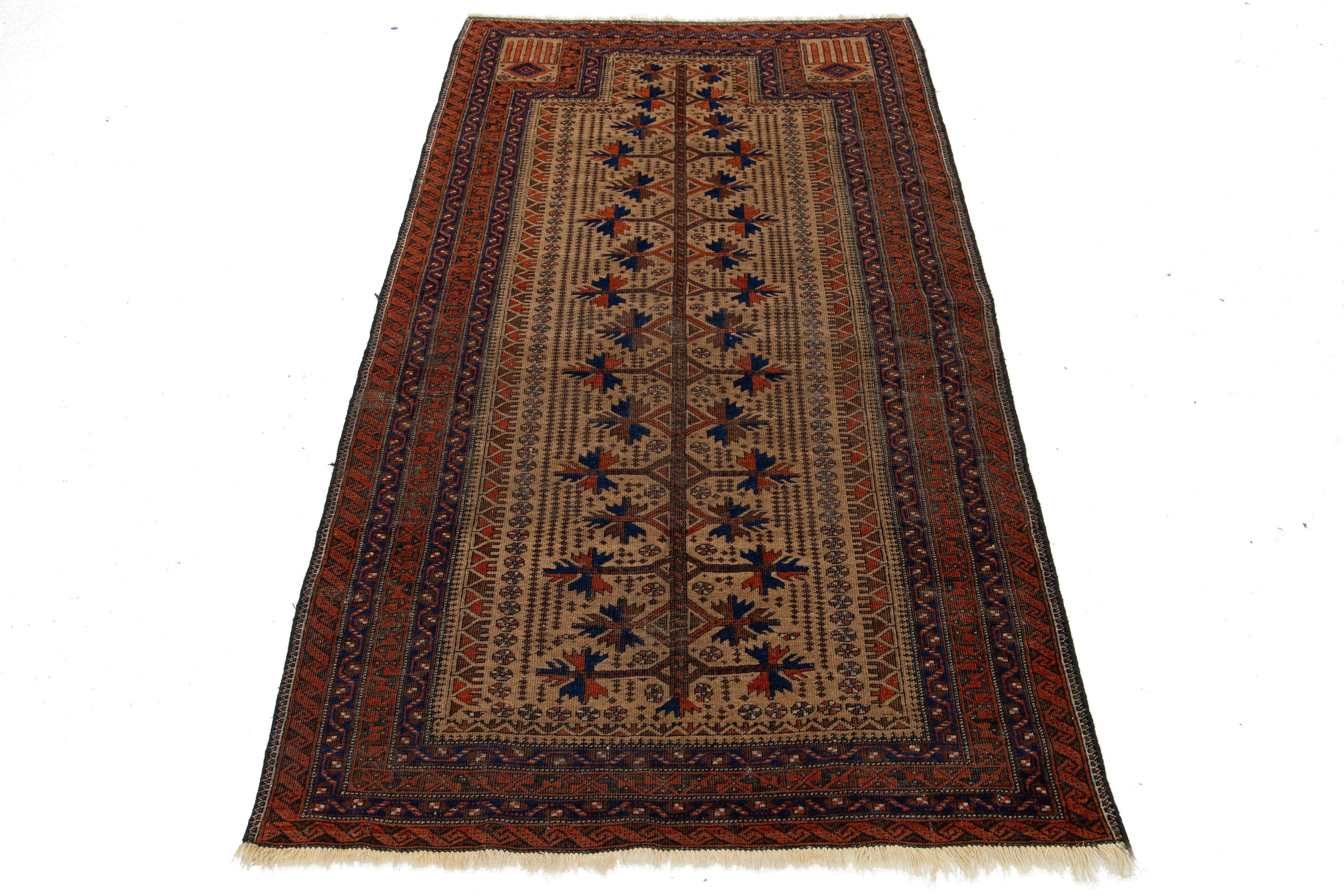 Antiker handgeknüpfter Wollteppich aus Turkmenistan mit braunem Feld. Dieser Perserteppich weist blaue und terrakottafarbene Akzente auf und ist mit Fransen in einem komplizierten geometrischen Muster versehen.

Dieser Teppich misst 3'4'' x 6'4''.

