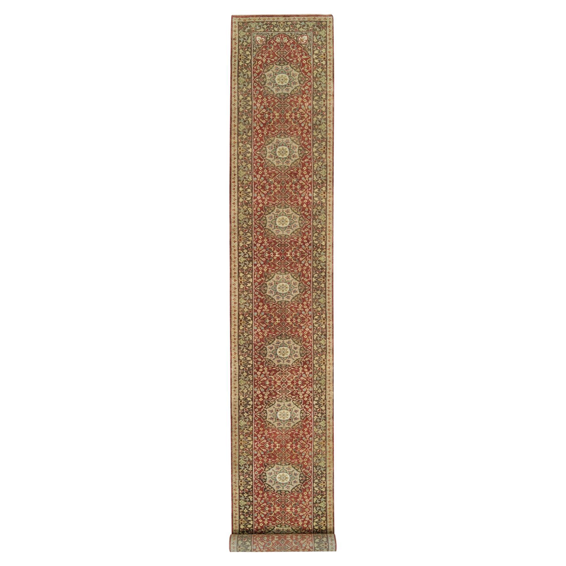 Brown Antiquities Haji Jalili Design/One Tapis de course en pure laine nouée à la main 2'7" x 20'1"