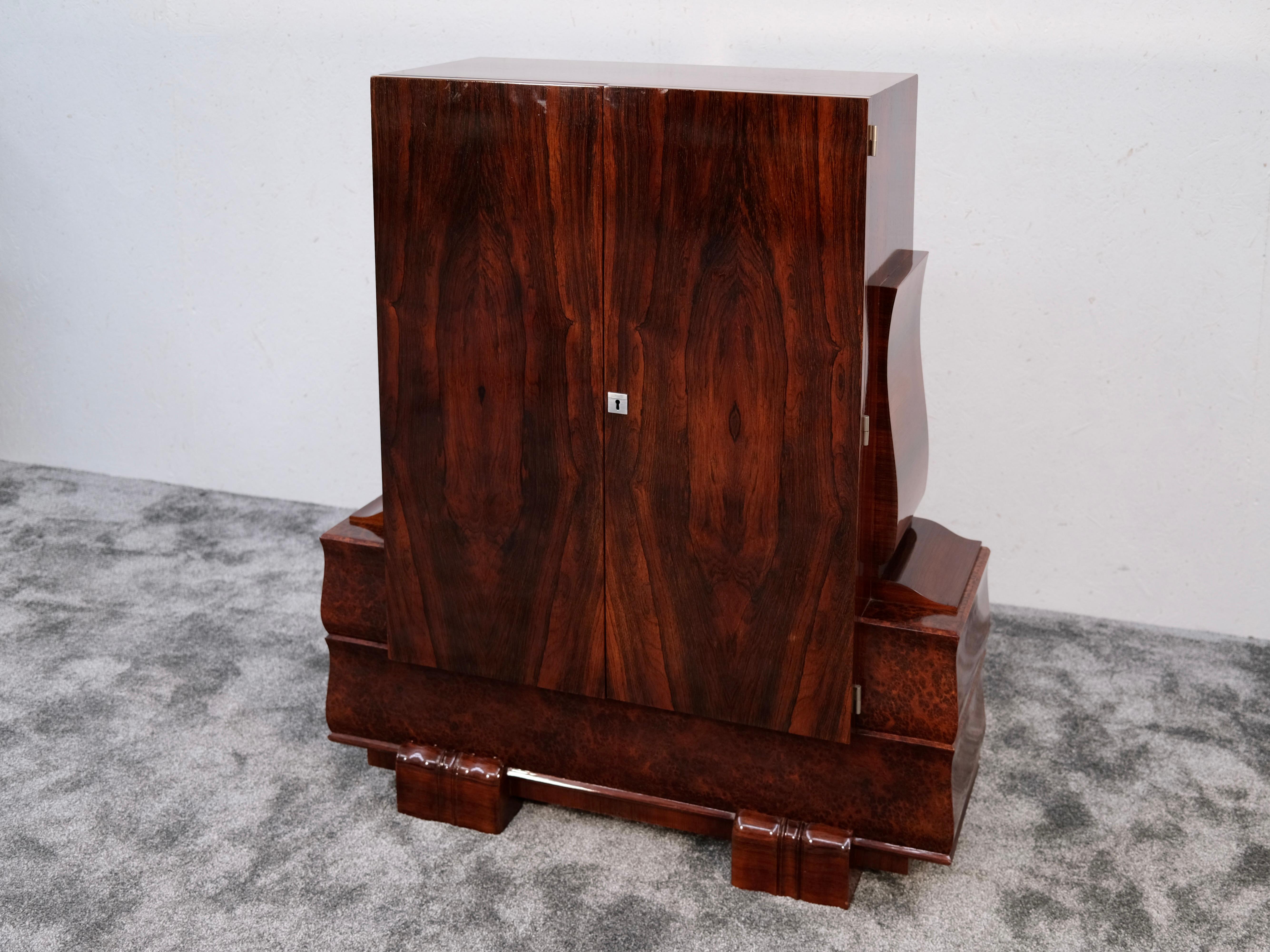 Armario Art Decó marrón sobre pedestal escultural, Francia Años 30 en venta 3
