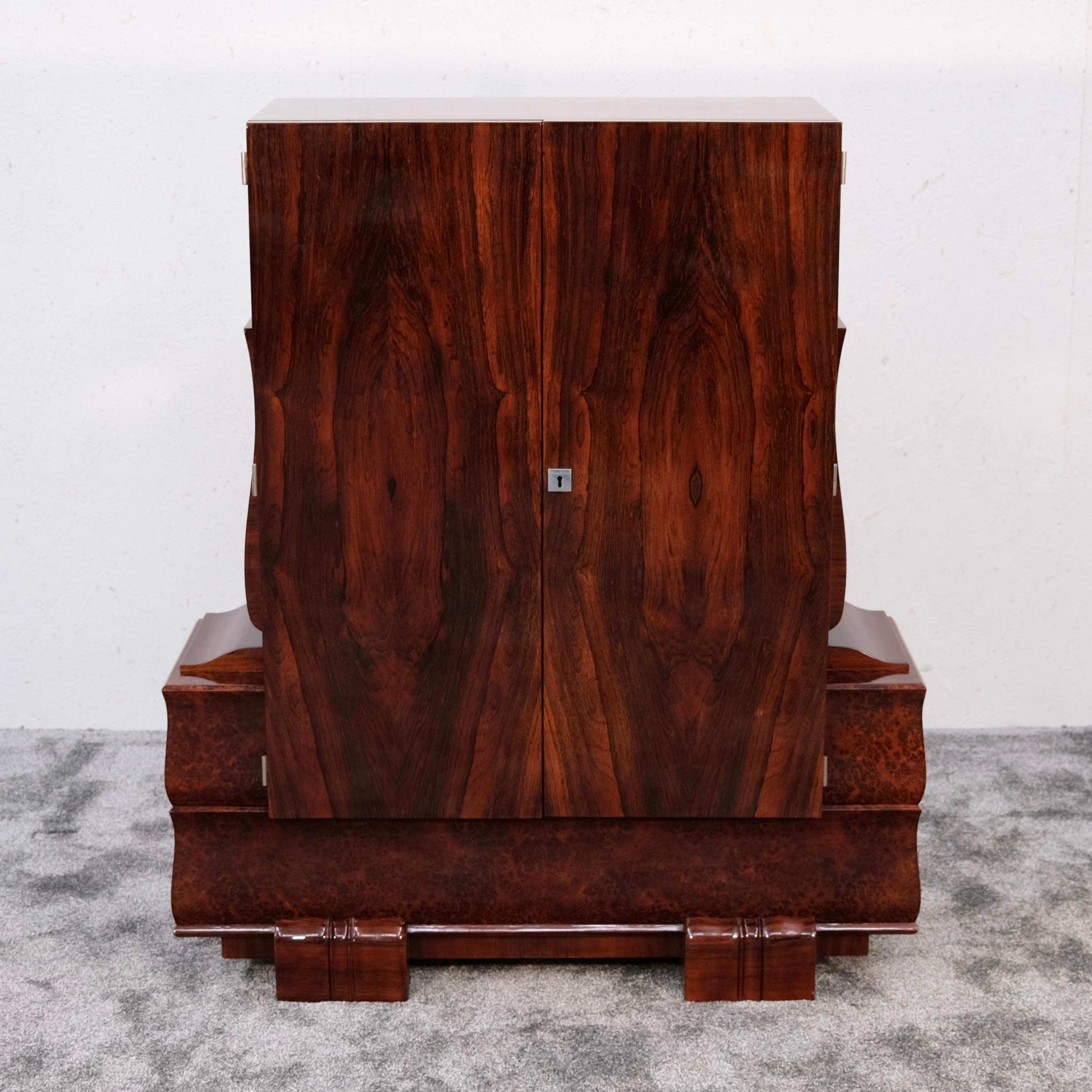 Obra maestra de la artesanía Art Déco, este armario francés original de los años 30 encarna la estética atrevida pero refinada de la época. Elaboradas con una asombrosa combinación de maderas, sus superficies ricamente veteadas desprenden calidez,