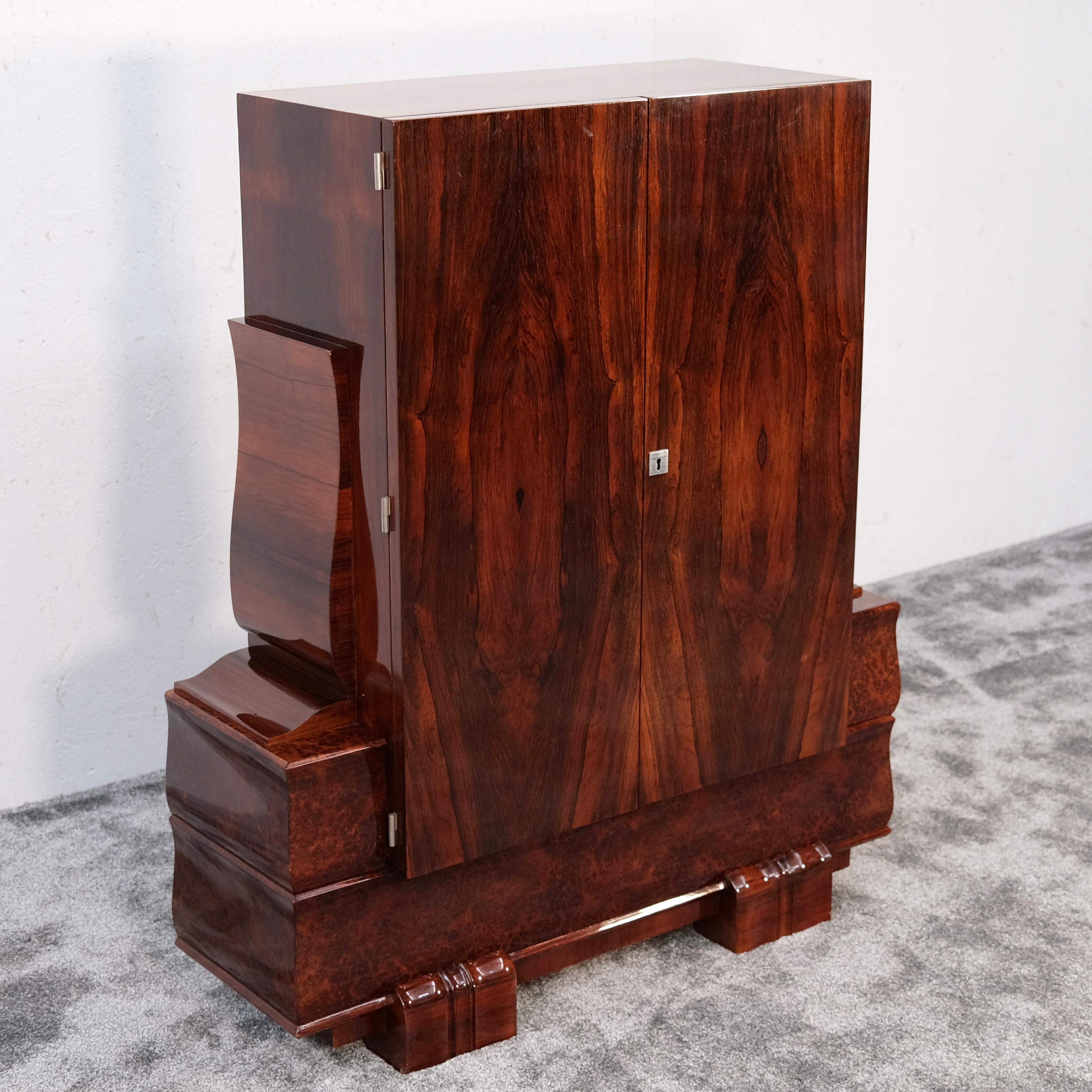 Armario Art Decó marrón sobre pedestal escultural, Francia Años 30 Francés en venta