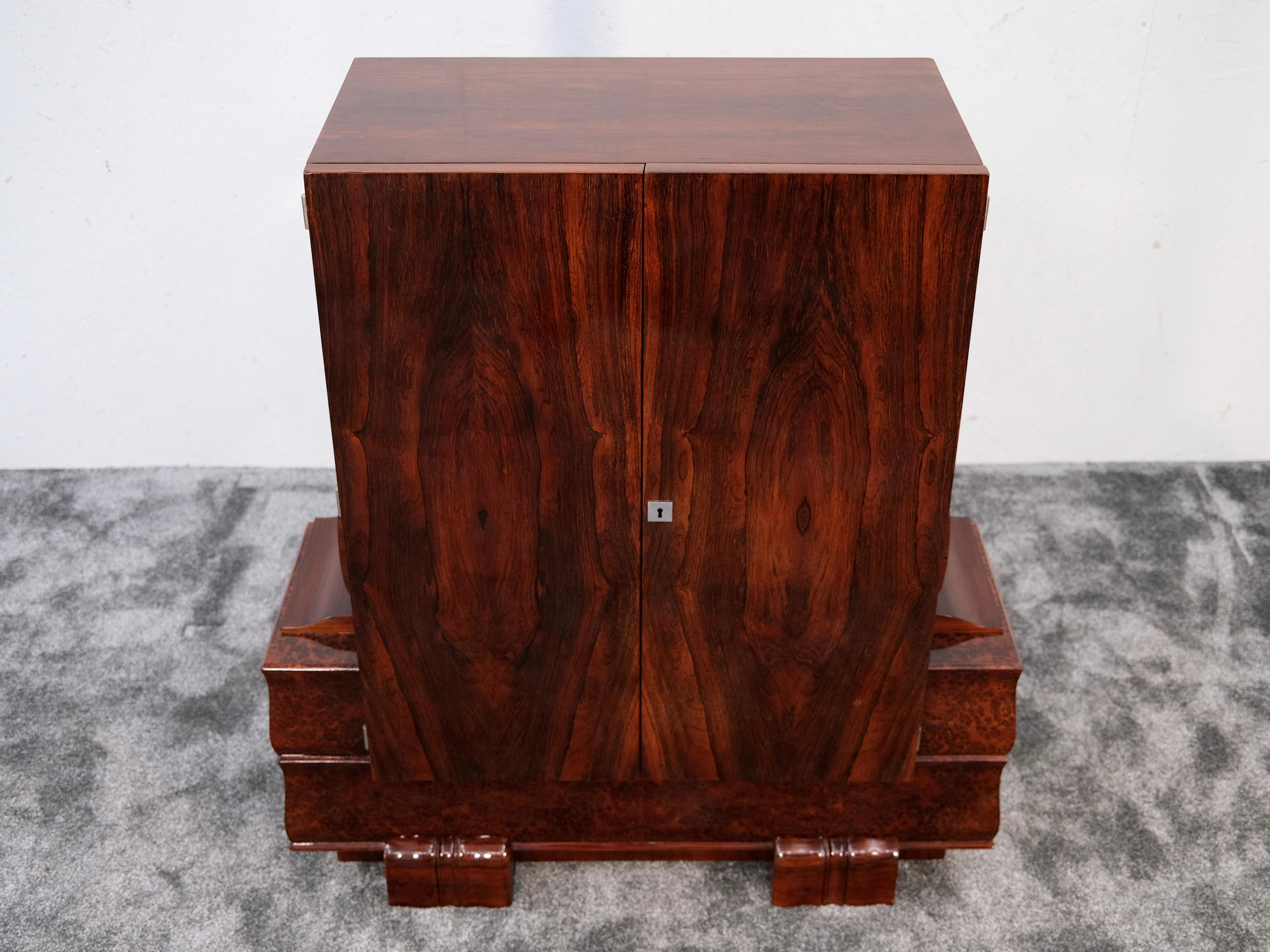 Armario Art Decó marrón sobre pedestal escultural, Francia Años 30 en venta 2