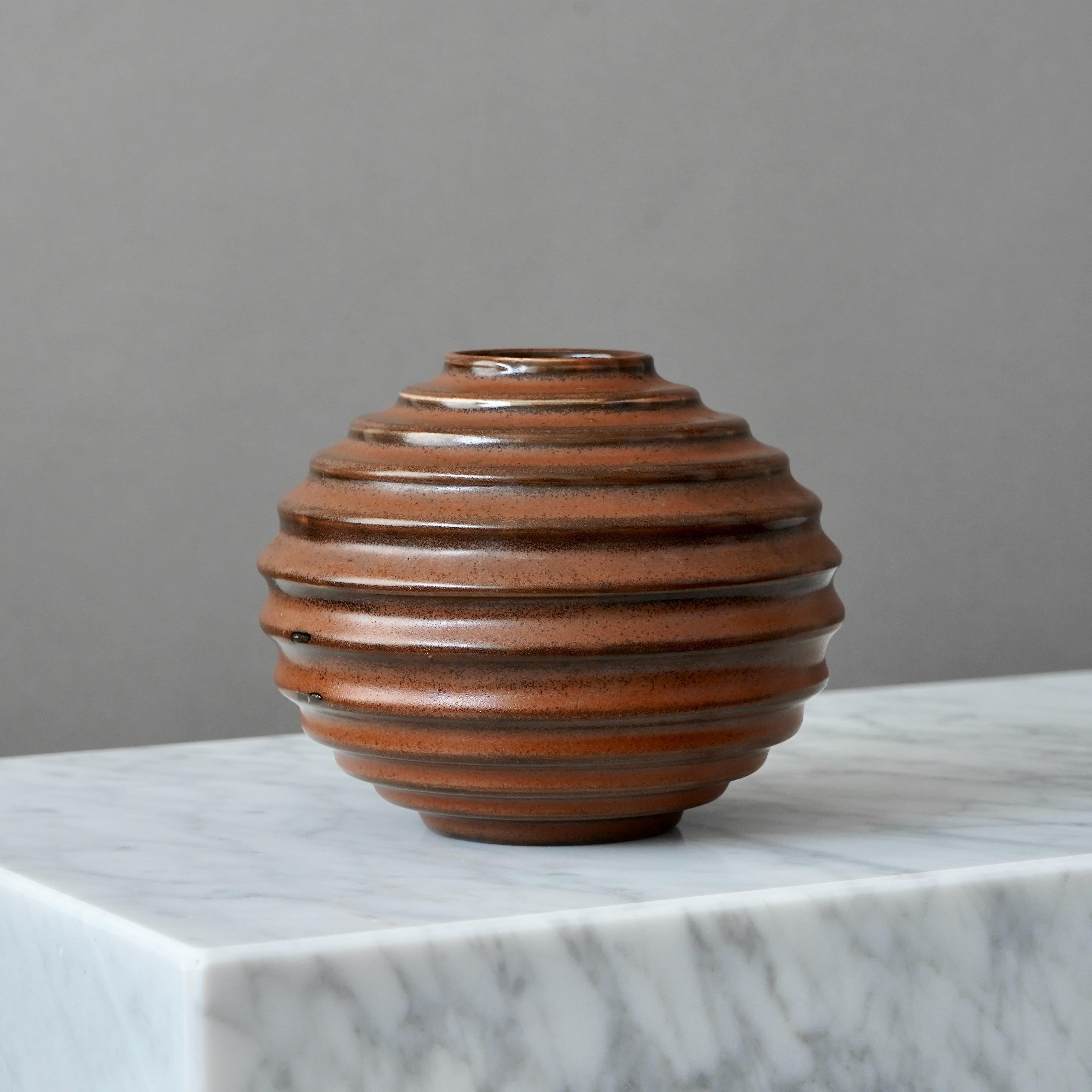 Vaso a globo in ceramica Art Deco marrone di Ewald Dahlskog, Bo Fajans, Svezia, anni '30 in vendita 2