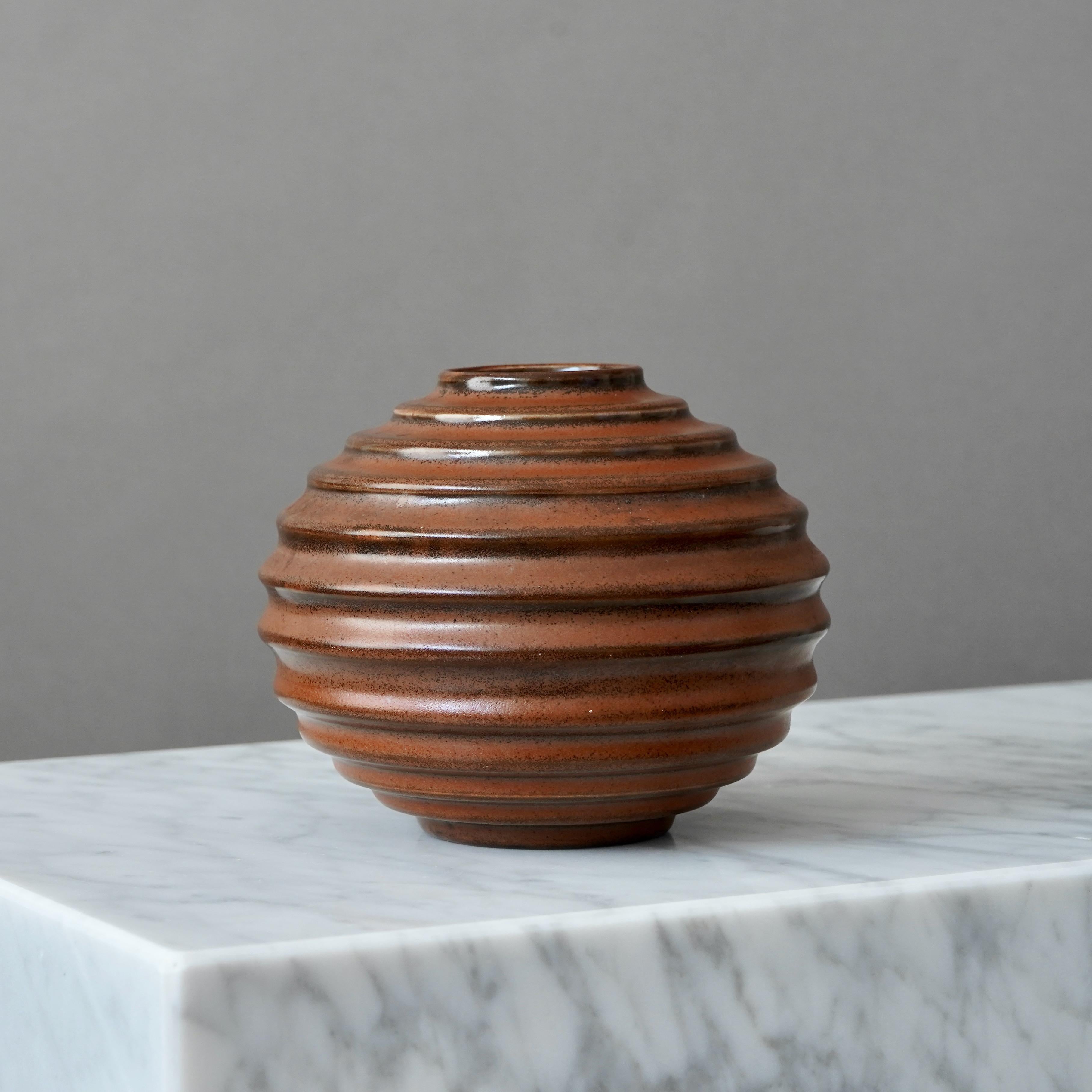Vaso a globo in ceramica Art Deco marrone di Ewald Dahlskog, Bo Fajans, Svezia, anni '30 in vendita 3