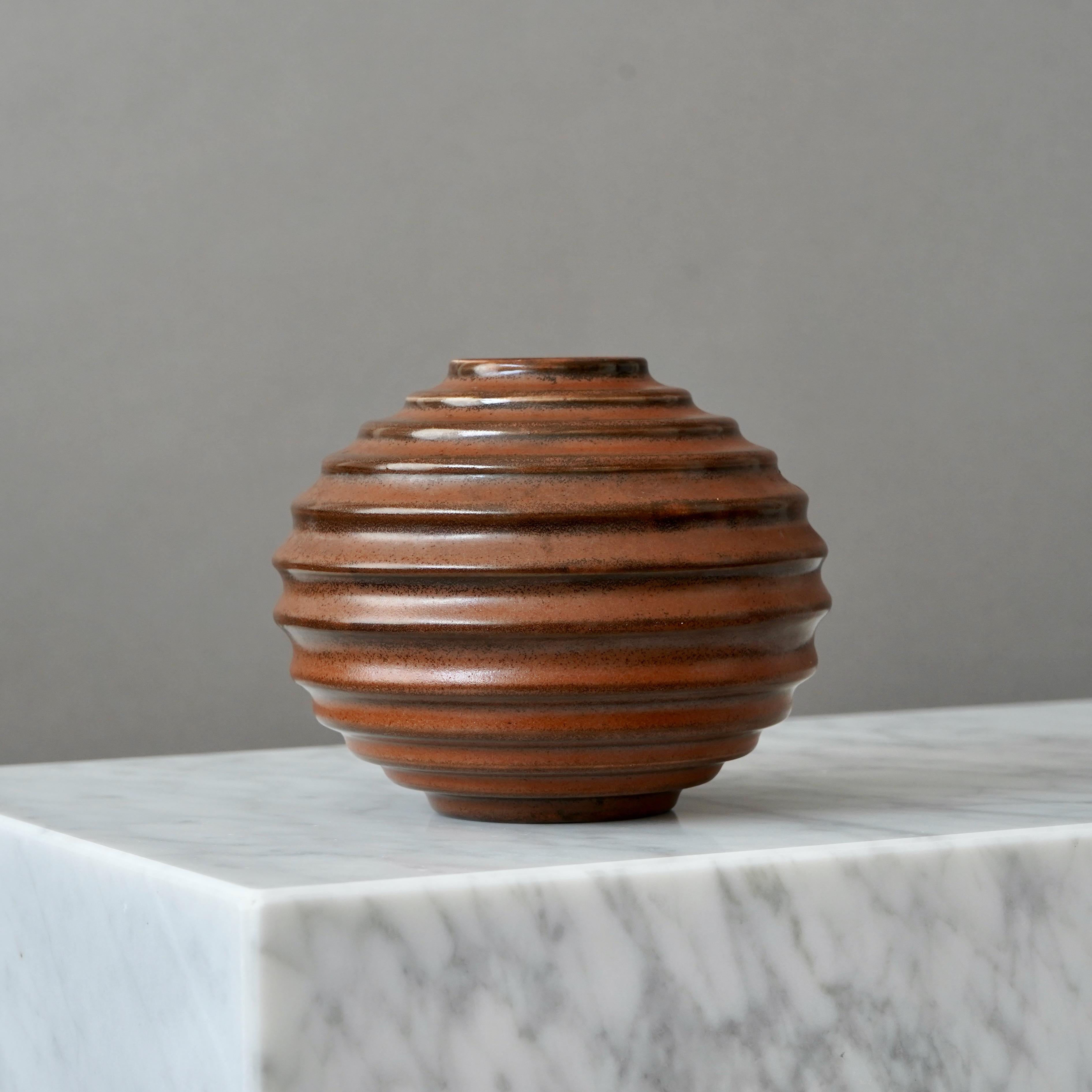 Un bellissimo vaso a globo Art Deco con l'incredibile smalto 