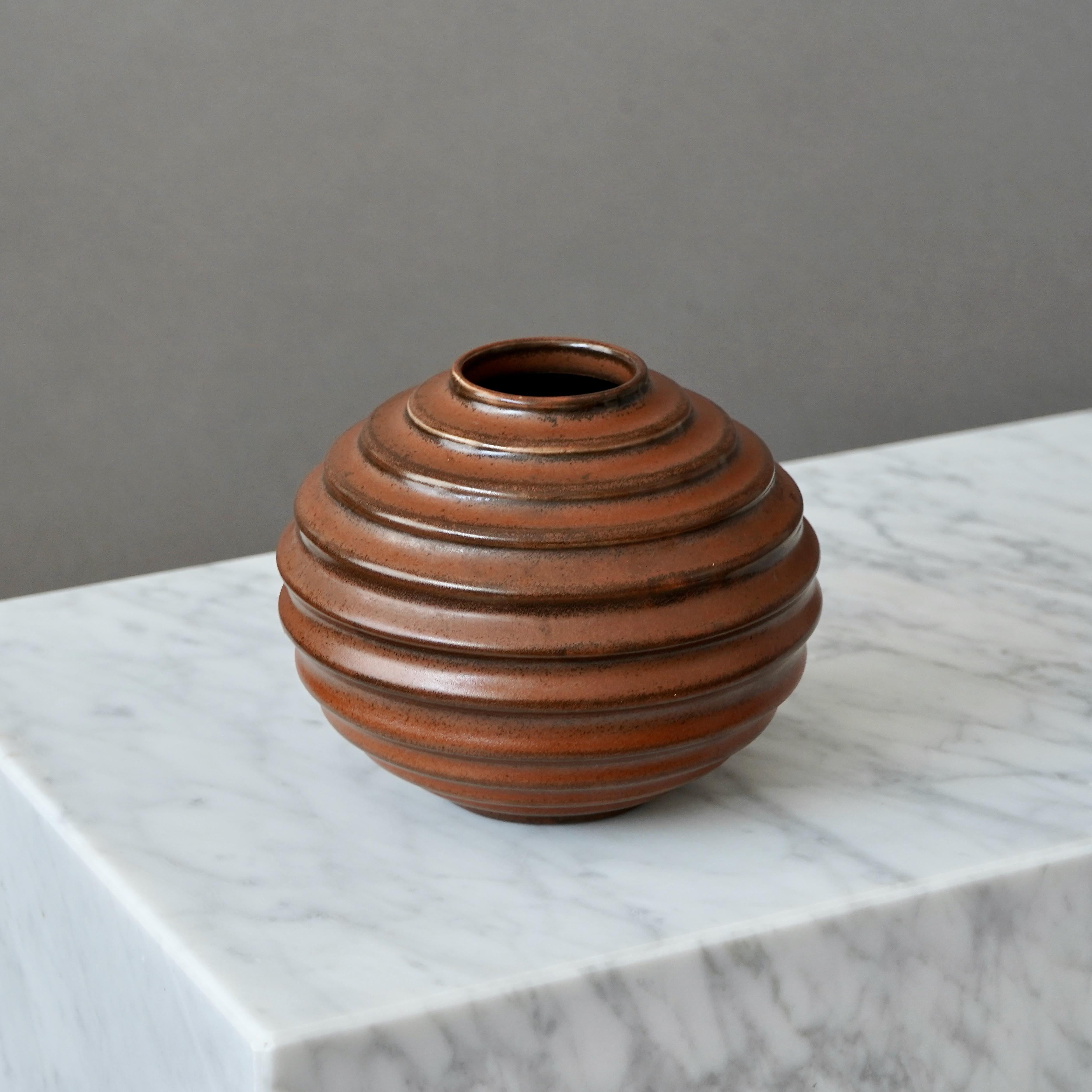 Scandinavo moderno Vaso a globo in ceramica Art Deco marrone di Ewald Dahlskog, Bo Fajans, Svezia, anni '30 in vendita