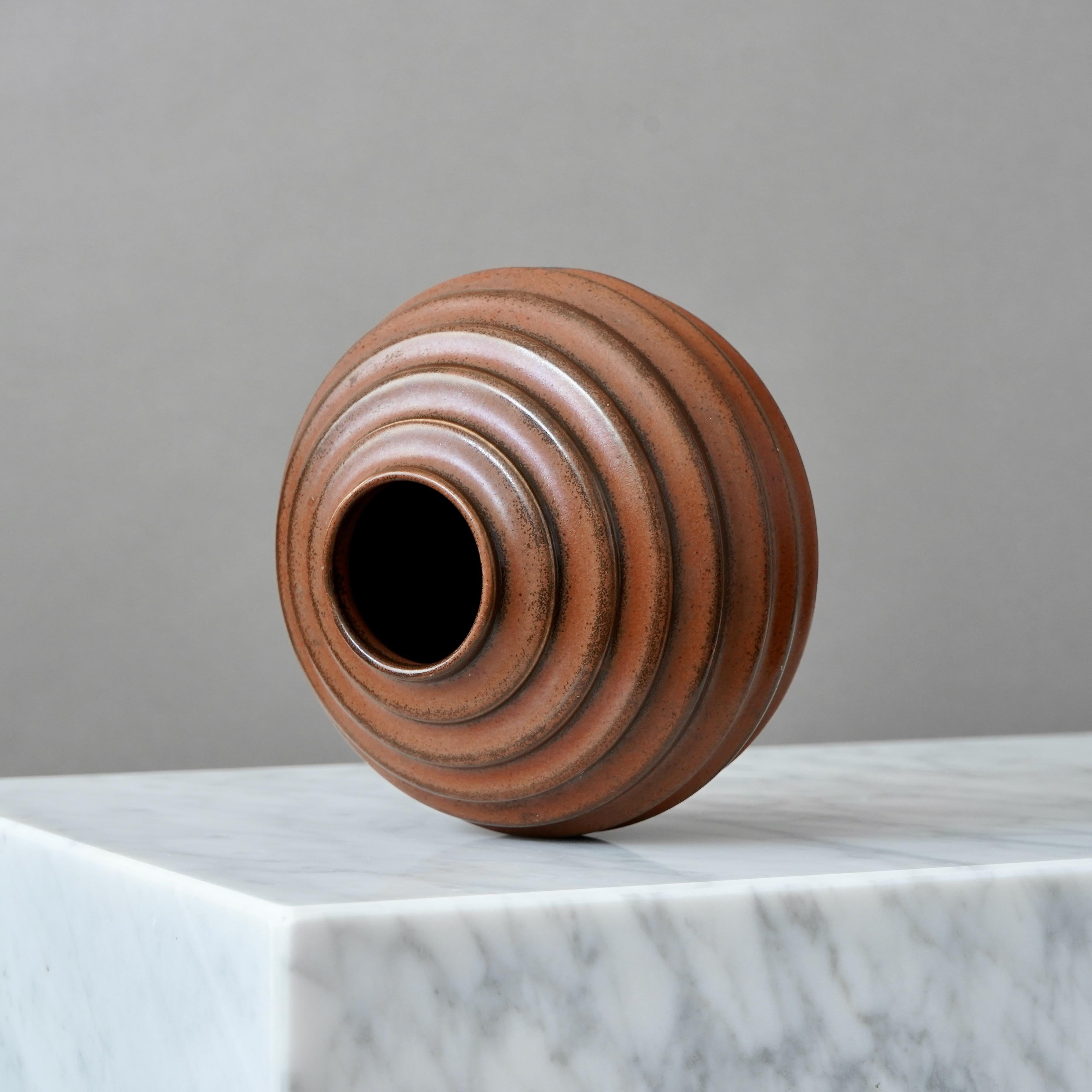 Svedese Vaso a globo in ceramica Art Deco marrone di Ewald Dahlskog, Bo Fajans, Svezia, anni '30 in vendita