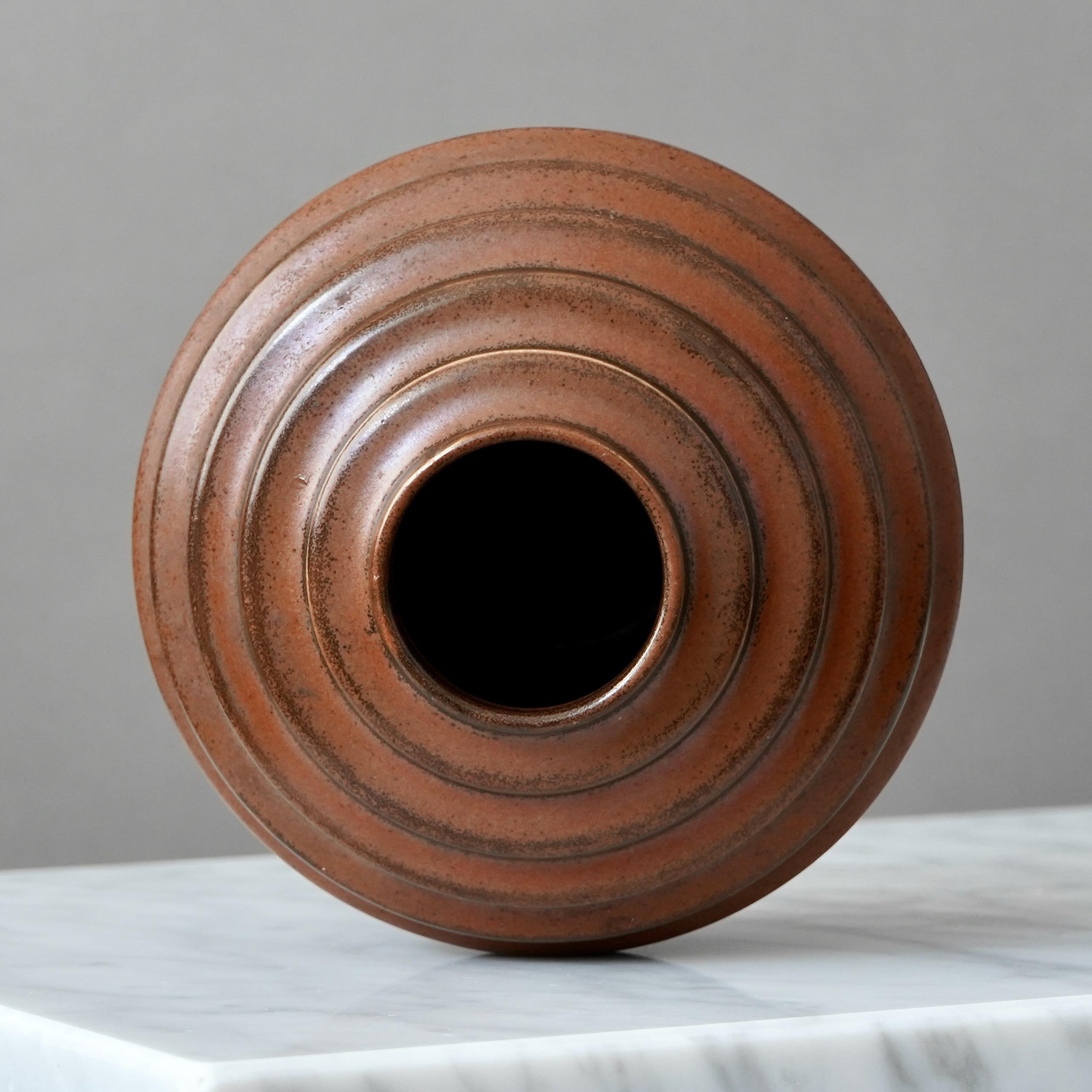 Smaltato Vaso a globo in ceramica Art Deco marrone di Ewald Dahlskog, Bo Fajans, Svezia, anni '30 in vendita