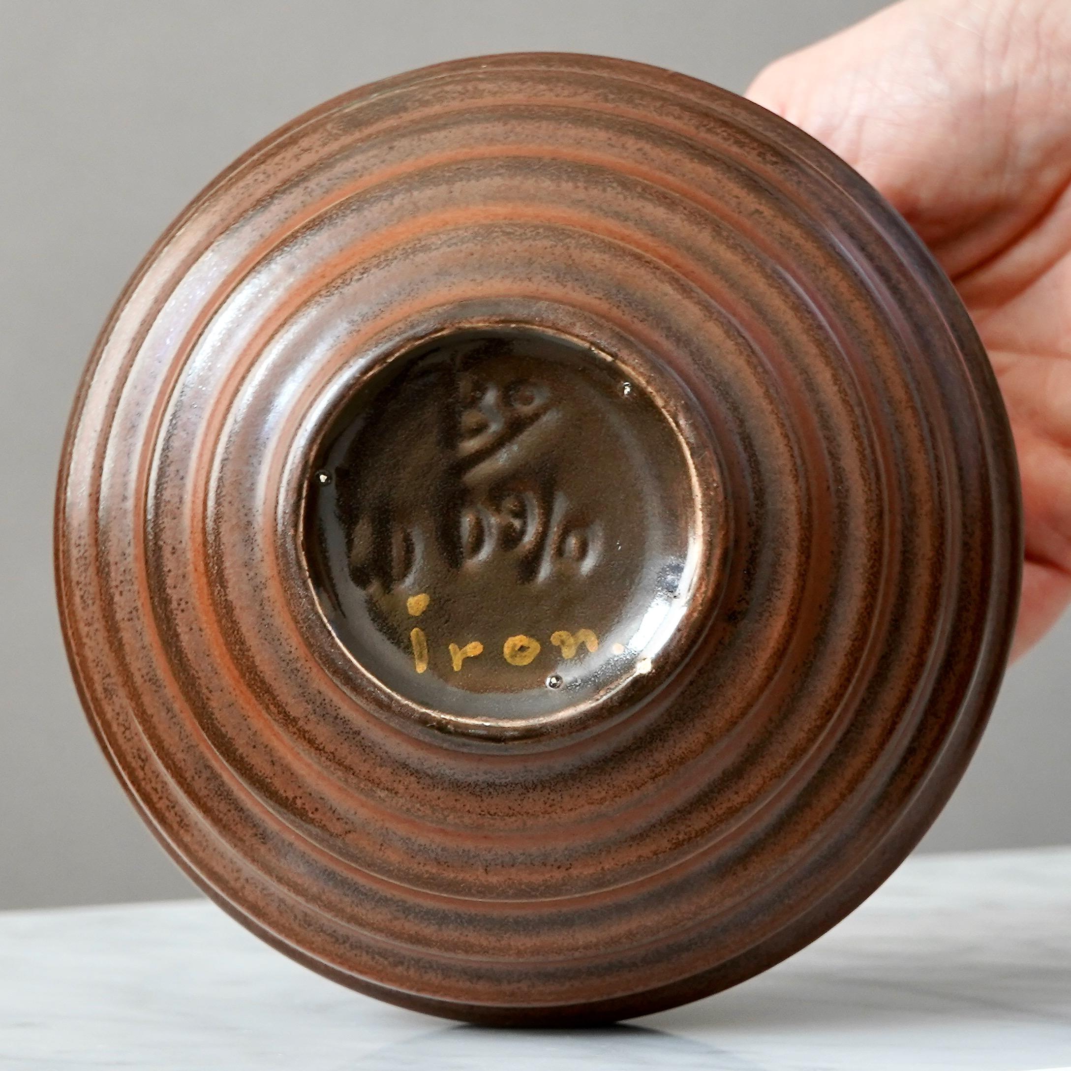 Vaso a globo in ceramica Art Deco marrone di Ewald Dahlskog, Bo Fajans, Svezia, anni '30 In condizioni buone in vendita a Malmö, SE