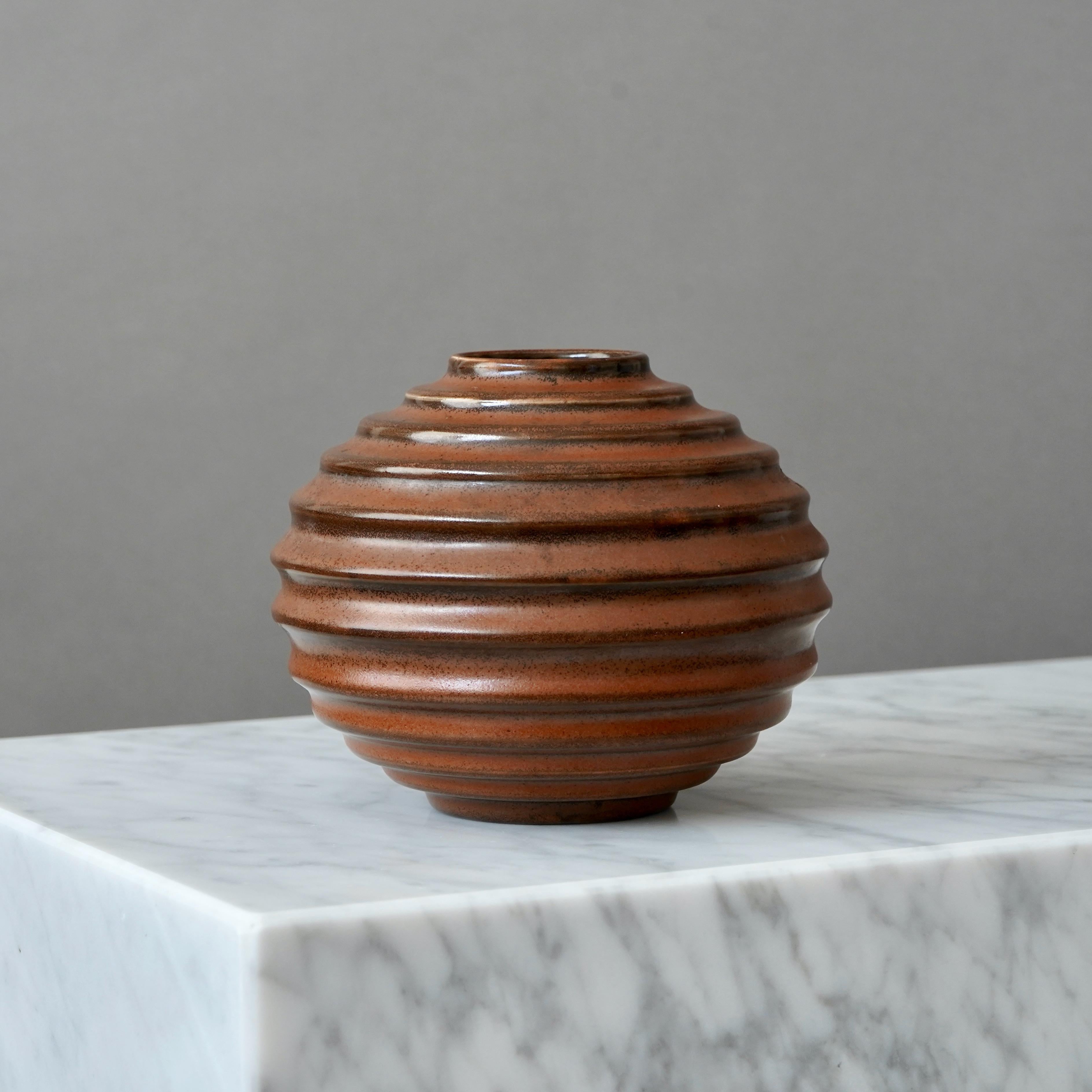 XX secolo Vaso a globo in ceramica Art Deco marrone di Ewald Dahlskog, Bo Fajans, Svezia, anni '30 in vendita