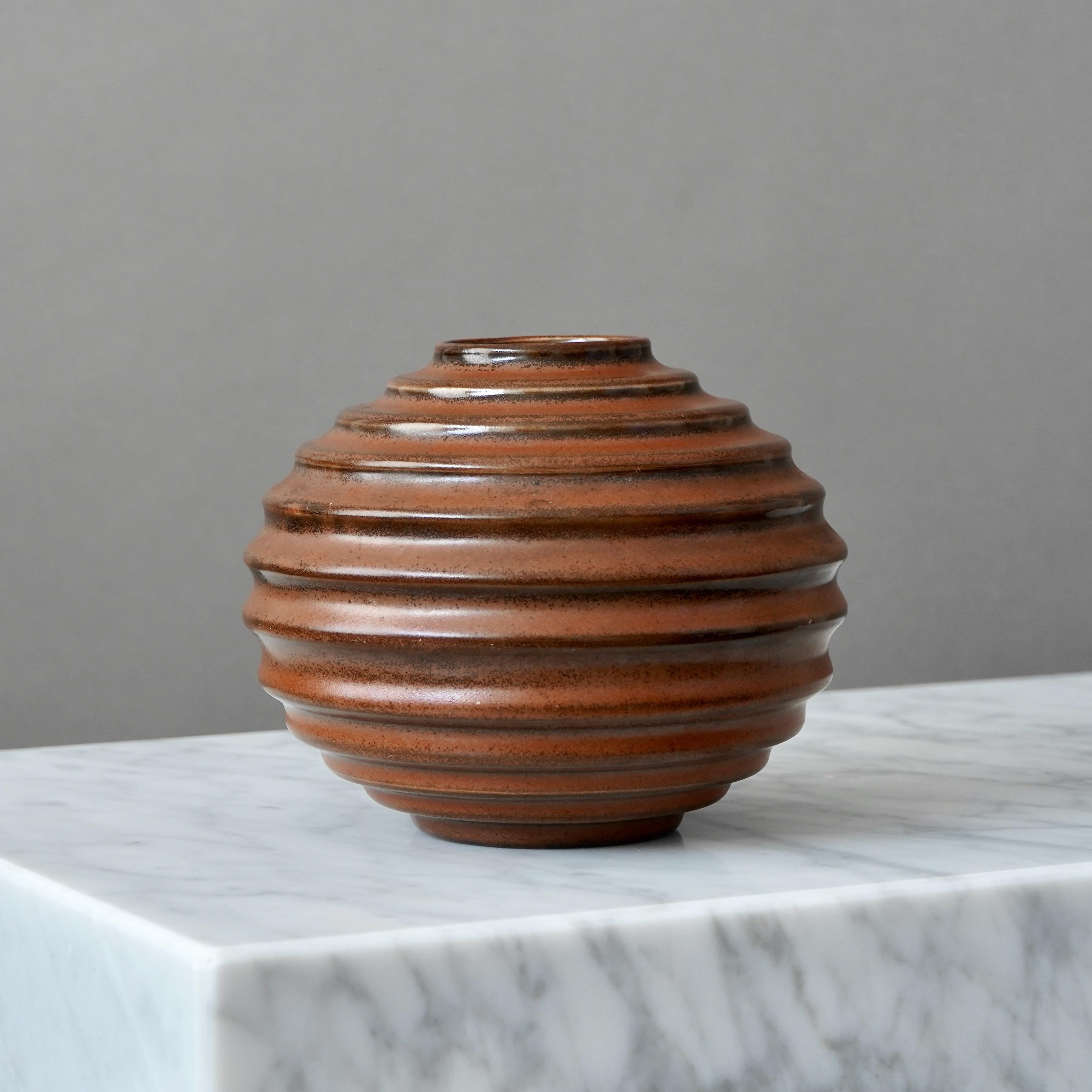 Ceramica Vaso a globo in ceramica Art Deco marrone di Ewald Dahlskog, Bo Fajans, Svezia, anni '30 in vendita