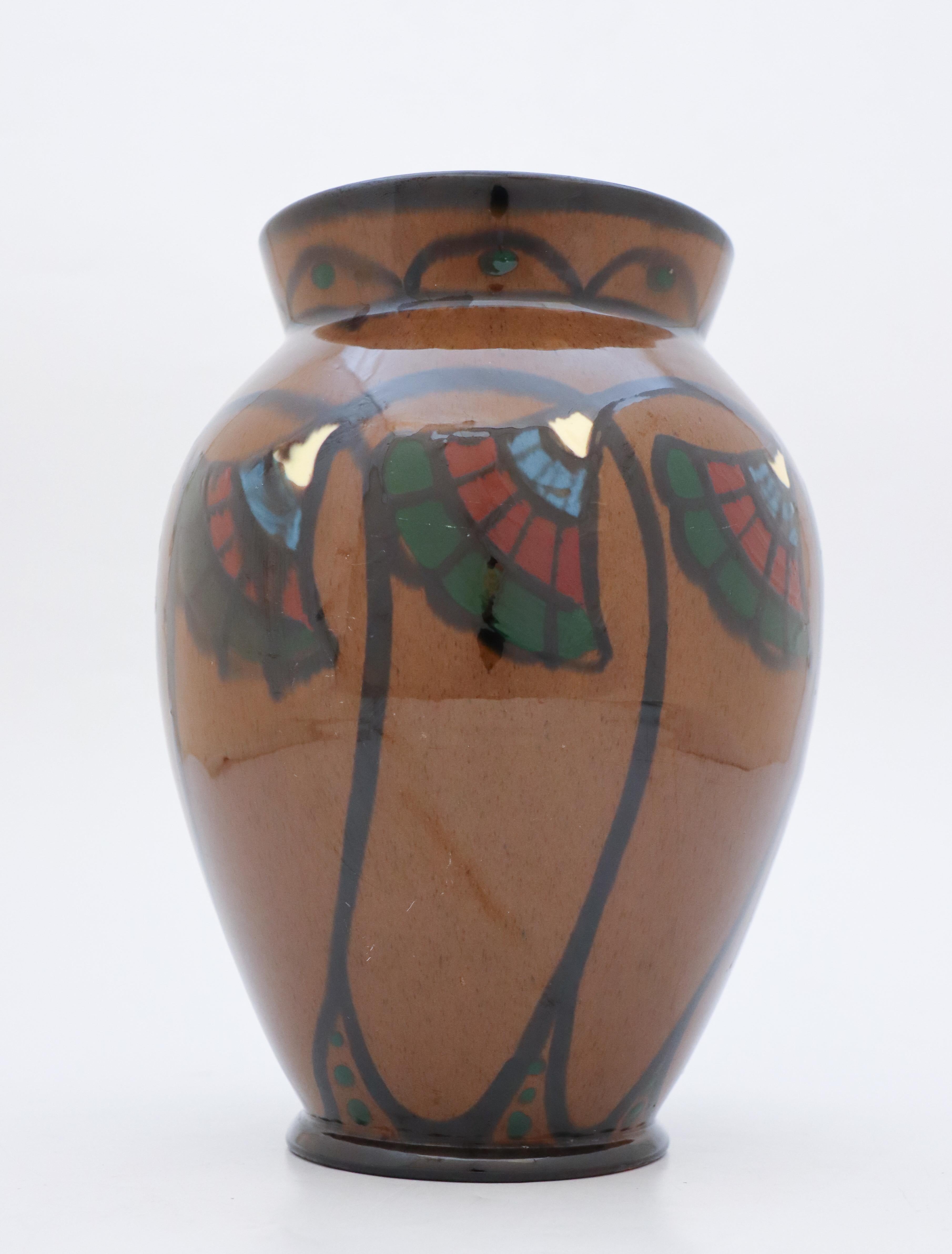 Un joli vase au décor Art Nouveau Floral conçu à Upsala Ekeby au début du 20ème siècle. Le vase mesure 25 cm de haut et est en très bon état, à l'exception de quelques rayures. 
