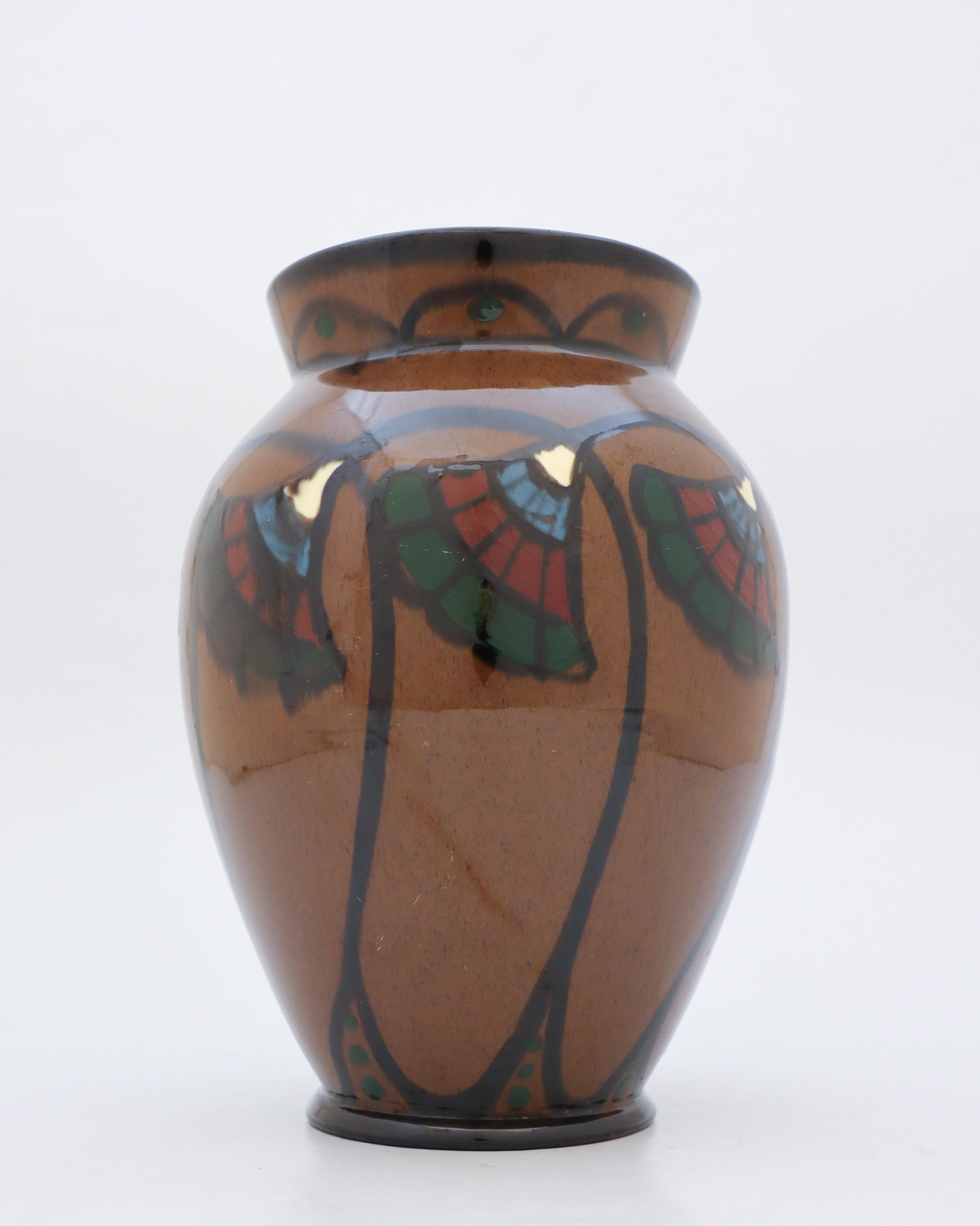 Scandinave moderne Vase Art nouveau marron de Upsala Ekeby, Suède, avec décor floral.  en vente