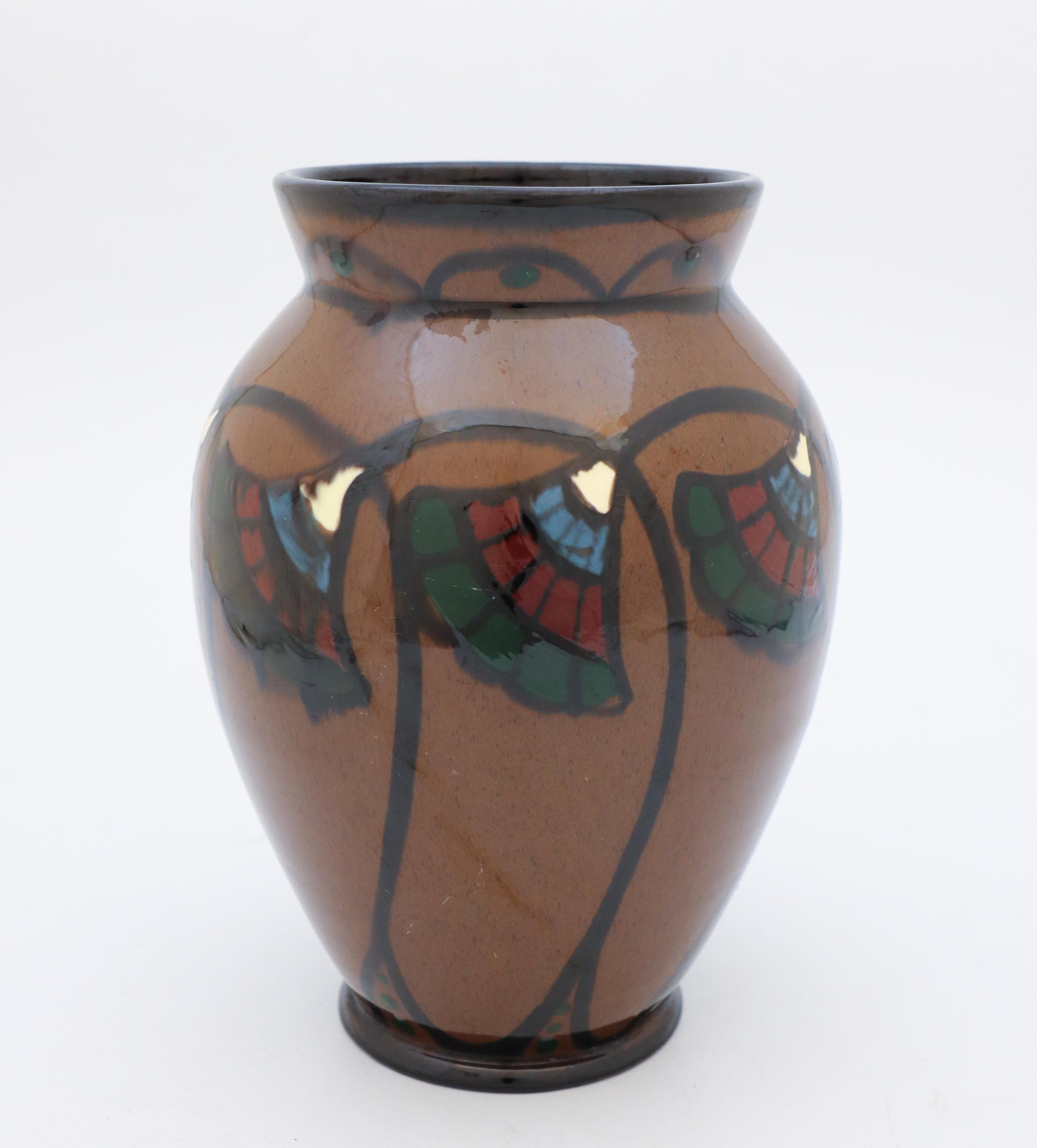Suédois Vase Art nouveau marron de Upsala Ekeby, Suède, avec décor floral.  en vente