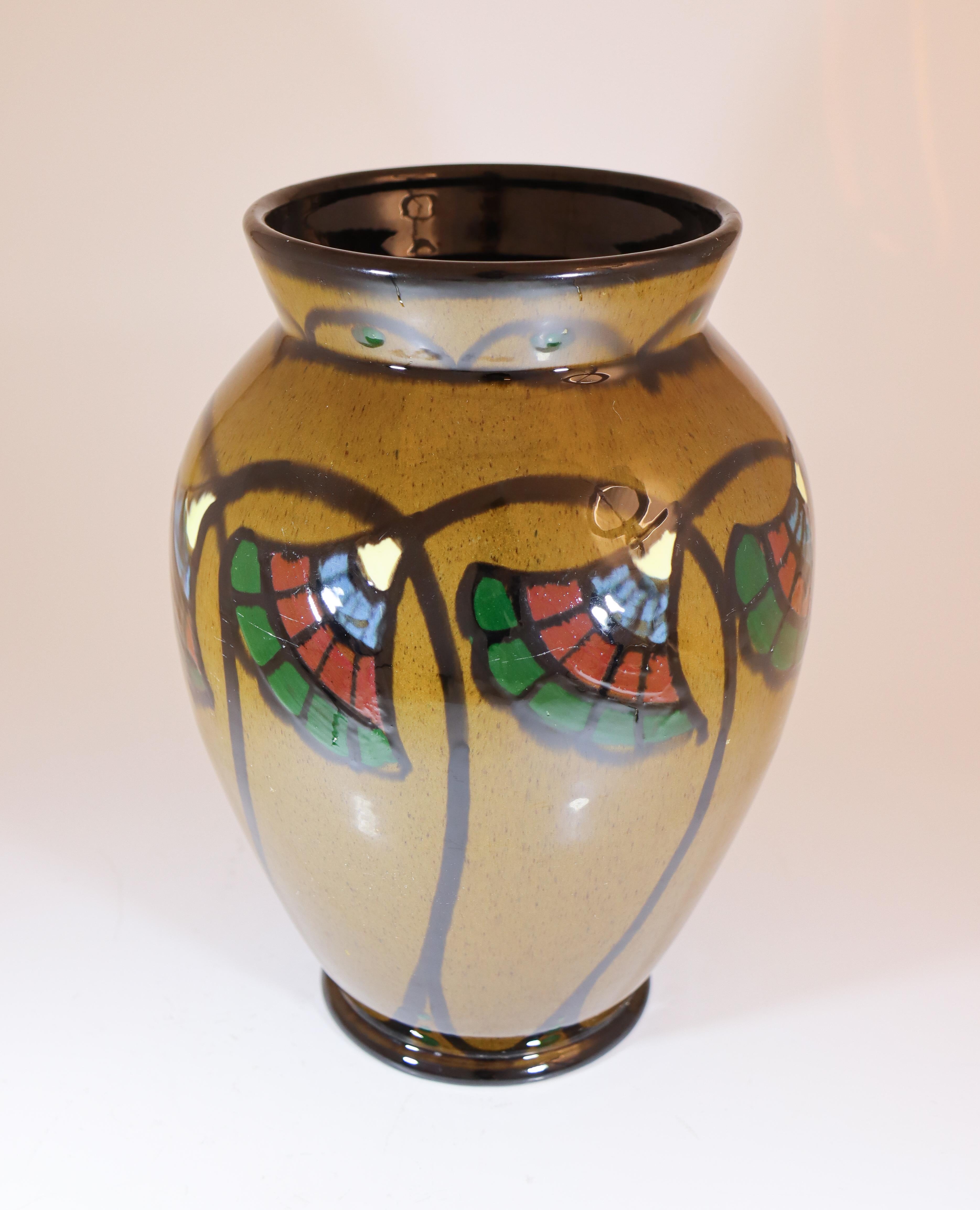 Porcellana Vaso marrone in stile Art Nouveau di Upsala Ekeby, Svezia, con decorazioni floreali. in vendita