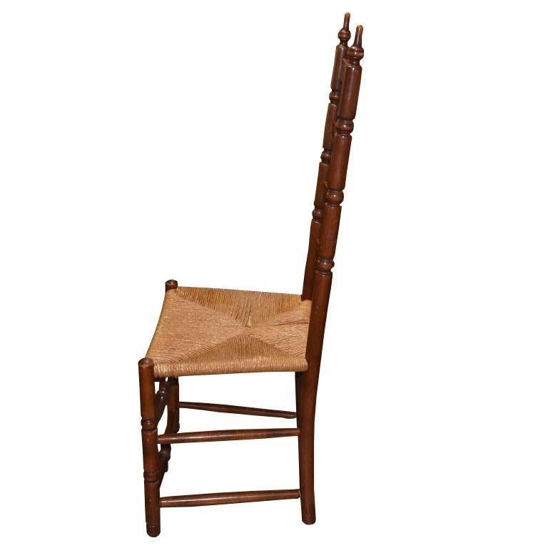 20ième siècle Chaise de salle à manger Arts and Crafts en bois marron à dossier en échelle avec assise en bois tissé naturel en vente