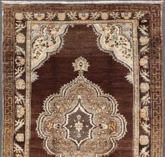 Tappeto Vintage Kars a sfondo marrone con medaglioni floreali in Avorio e Taupe