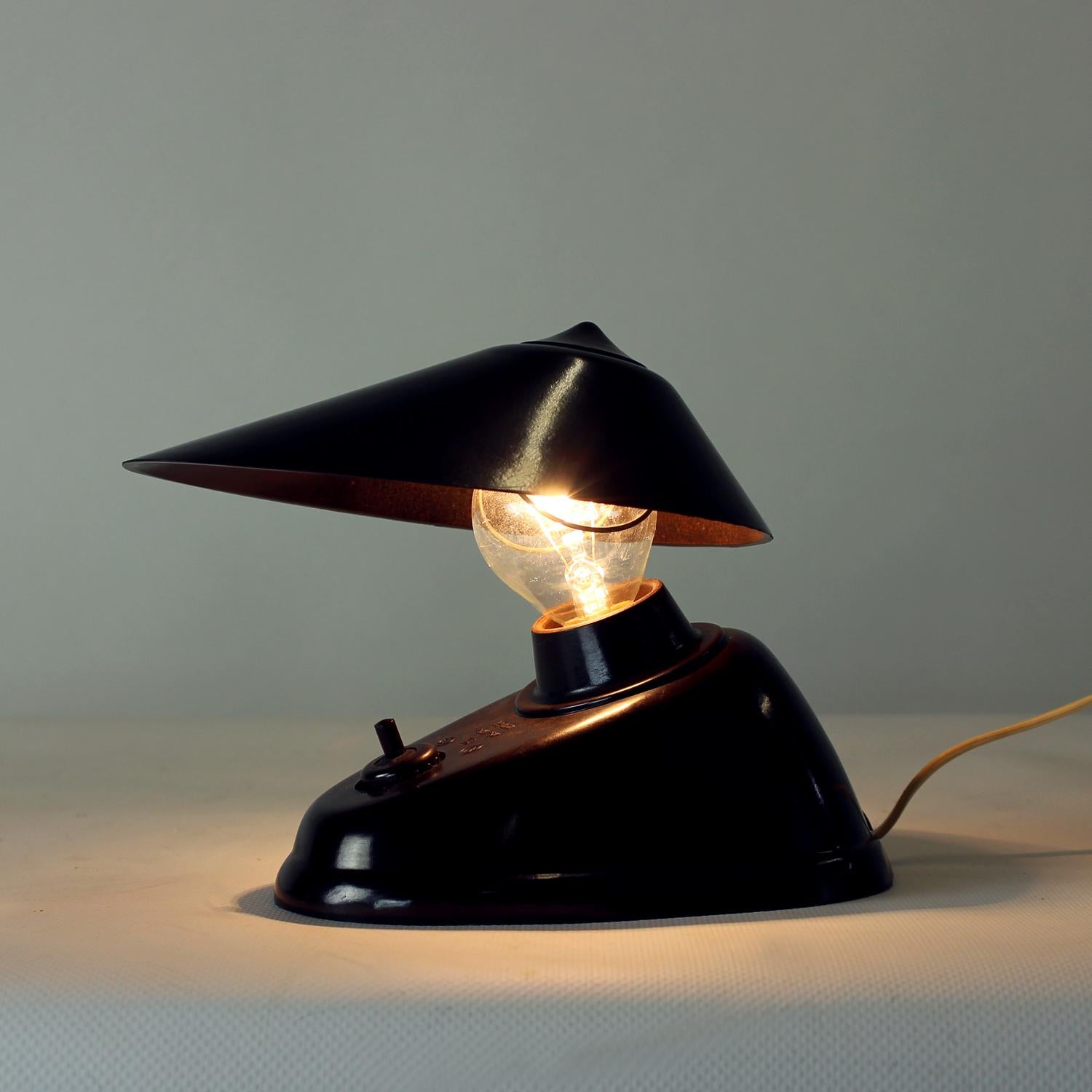 Brown Bakelite Lamp By Bauhaus Team For Esc Zukov, 1930s For Sale 4