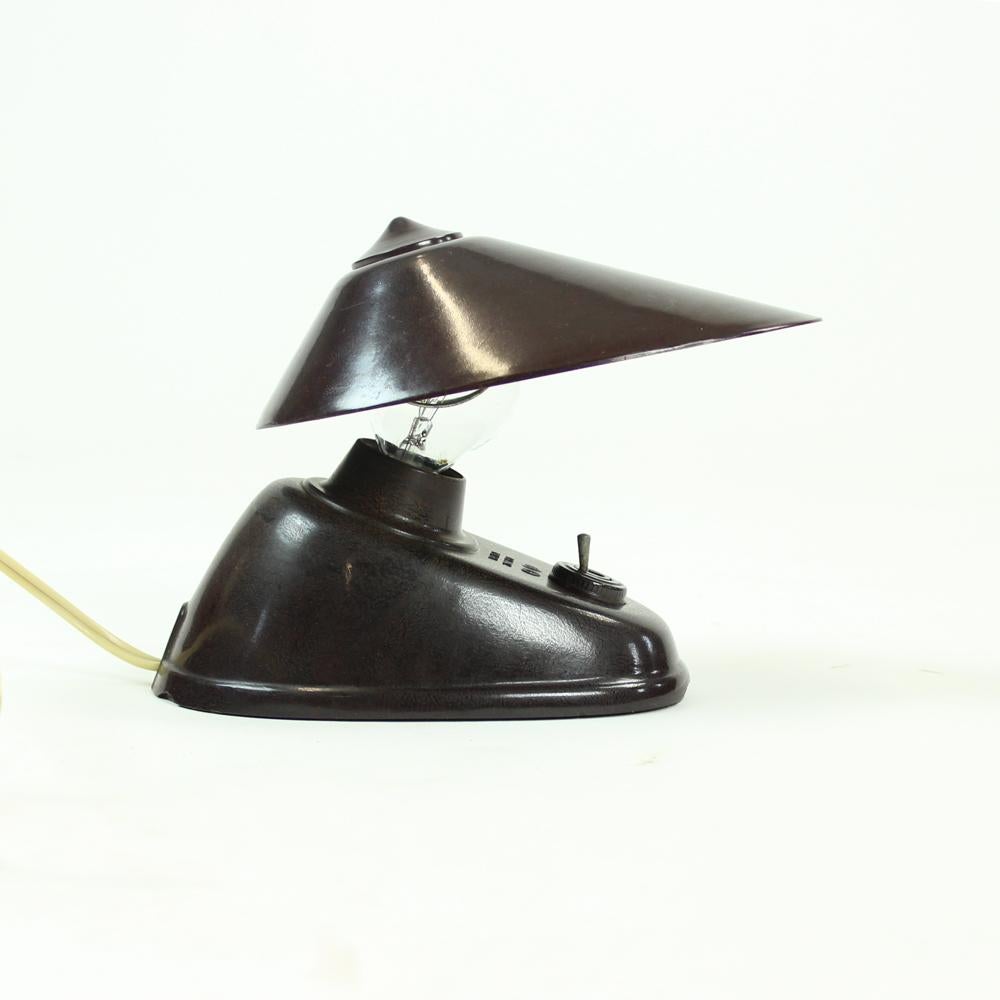 Brown Bakelite Office Lamp by Bauhaus Team, Czechoslovakia, circa 1930 For Sale 1