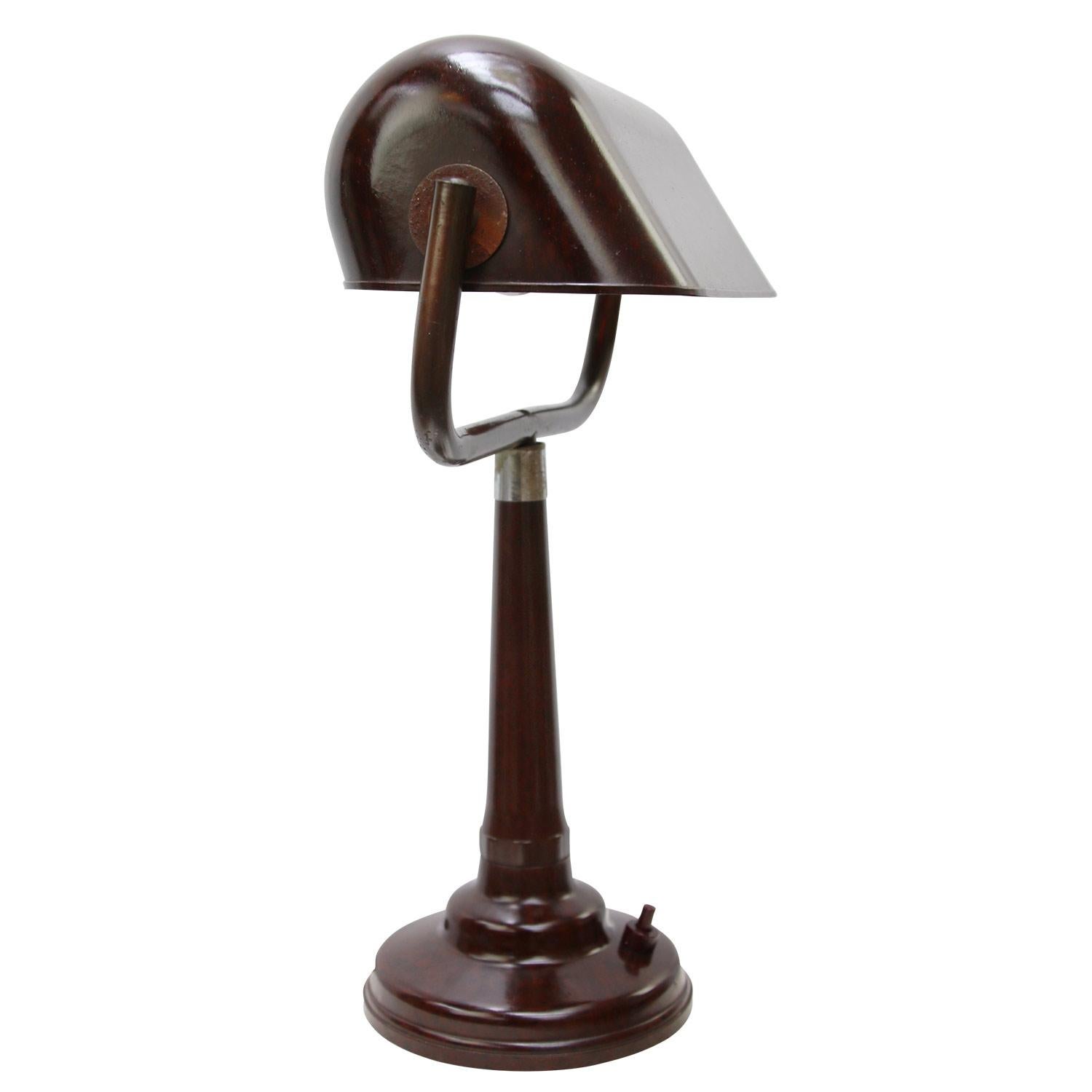 Brown Bakelite desk light. Bankers lamp
2.5 meter black cotton flex, plug and pull switch

Also, available with US/UK plug

Weight: 1.00 kg / 2.2 lb

Priced per individual item. All lamps have been made suitable by international standards for