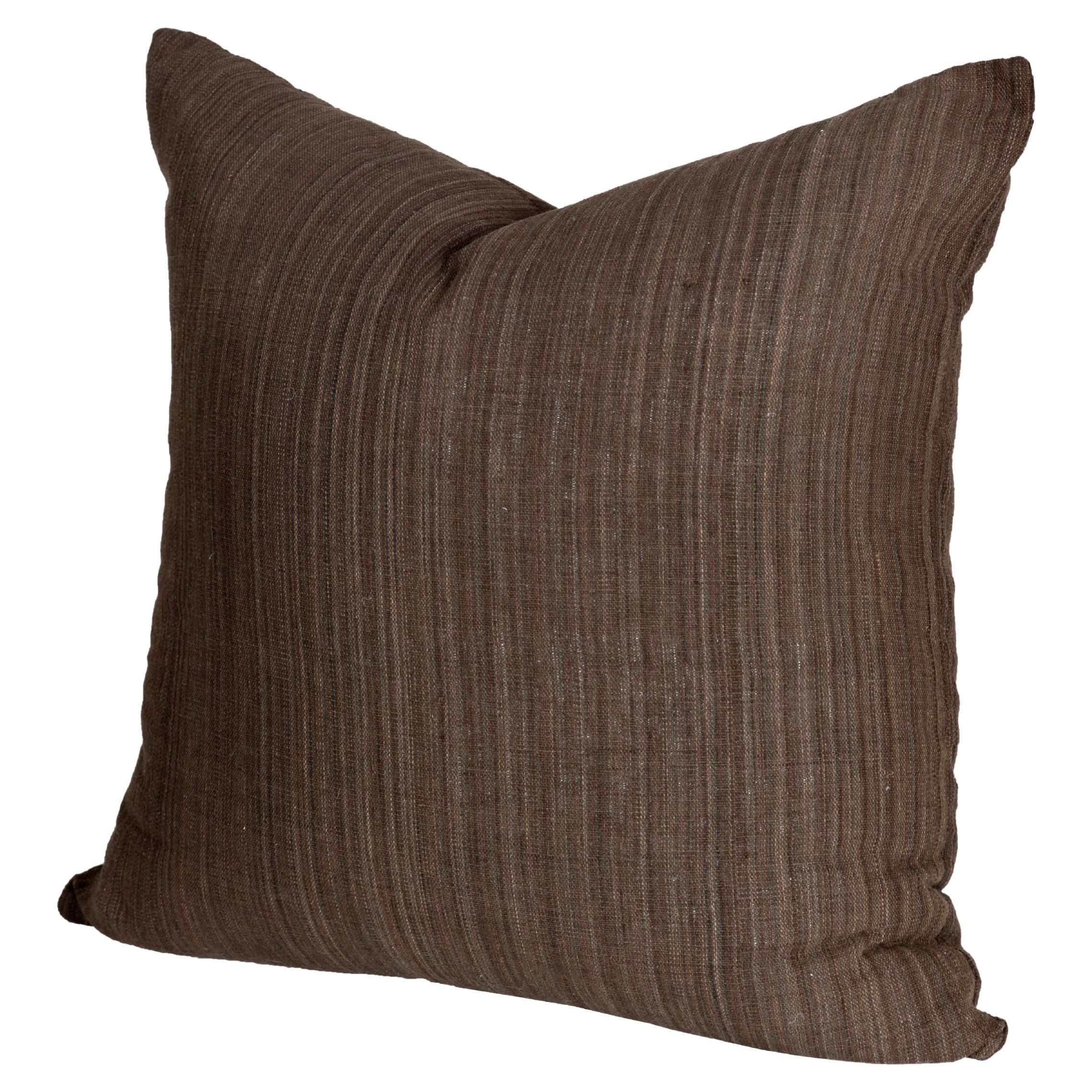 Braunes Rindenkissen Vintage Hmong Gestreiftes Kissen im Angebot