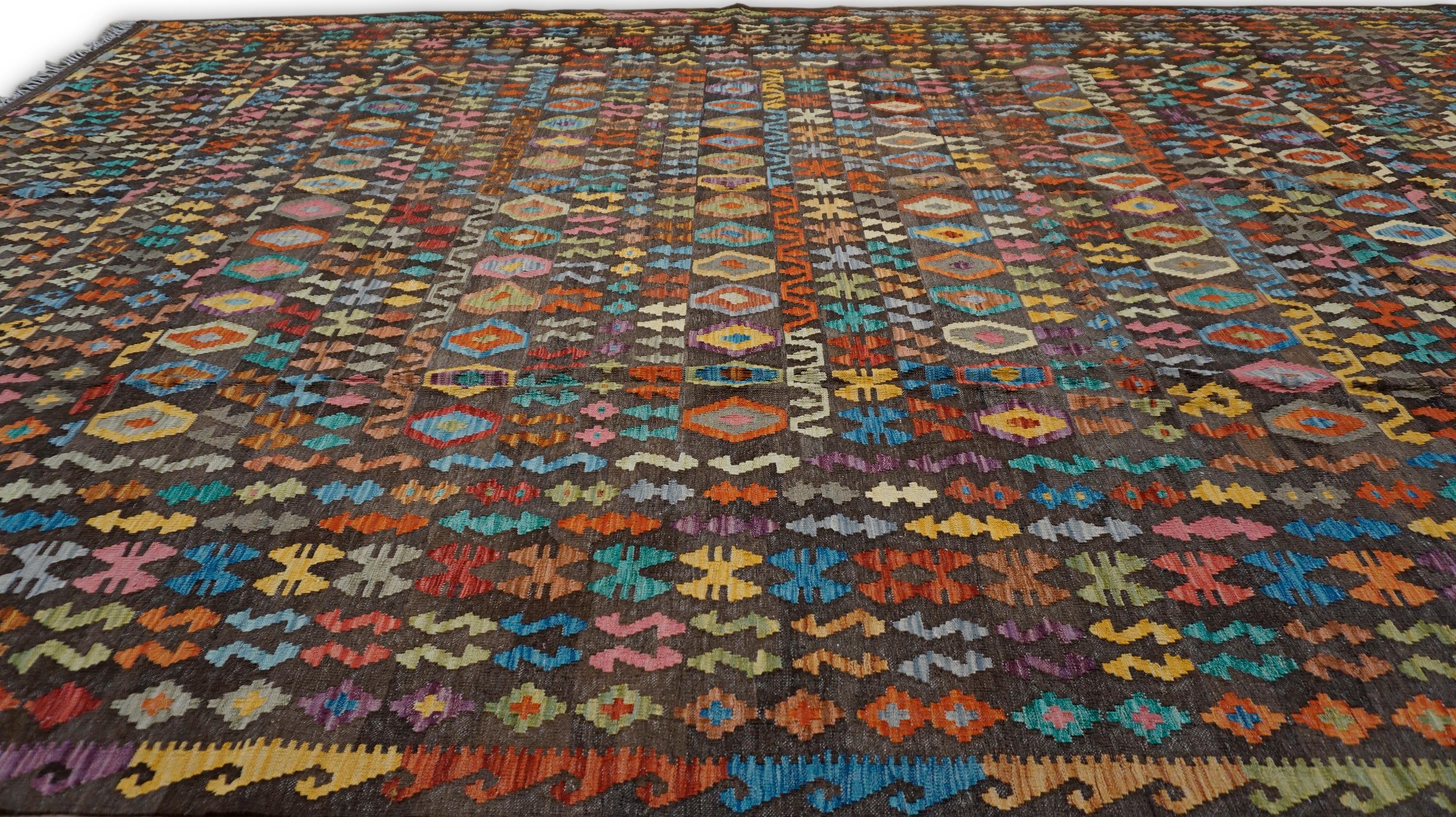 Base marrón con estampado multicolor Kilim de lana 10'4''x15'7'' Tejido a mano en venta