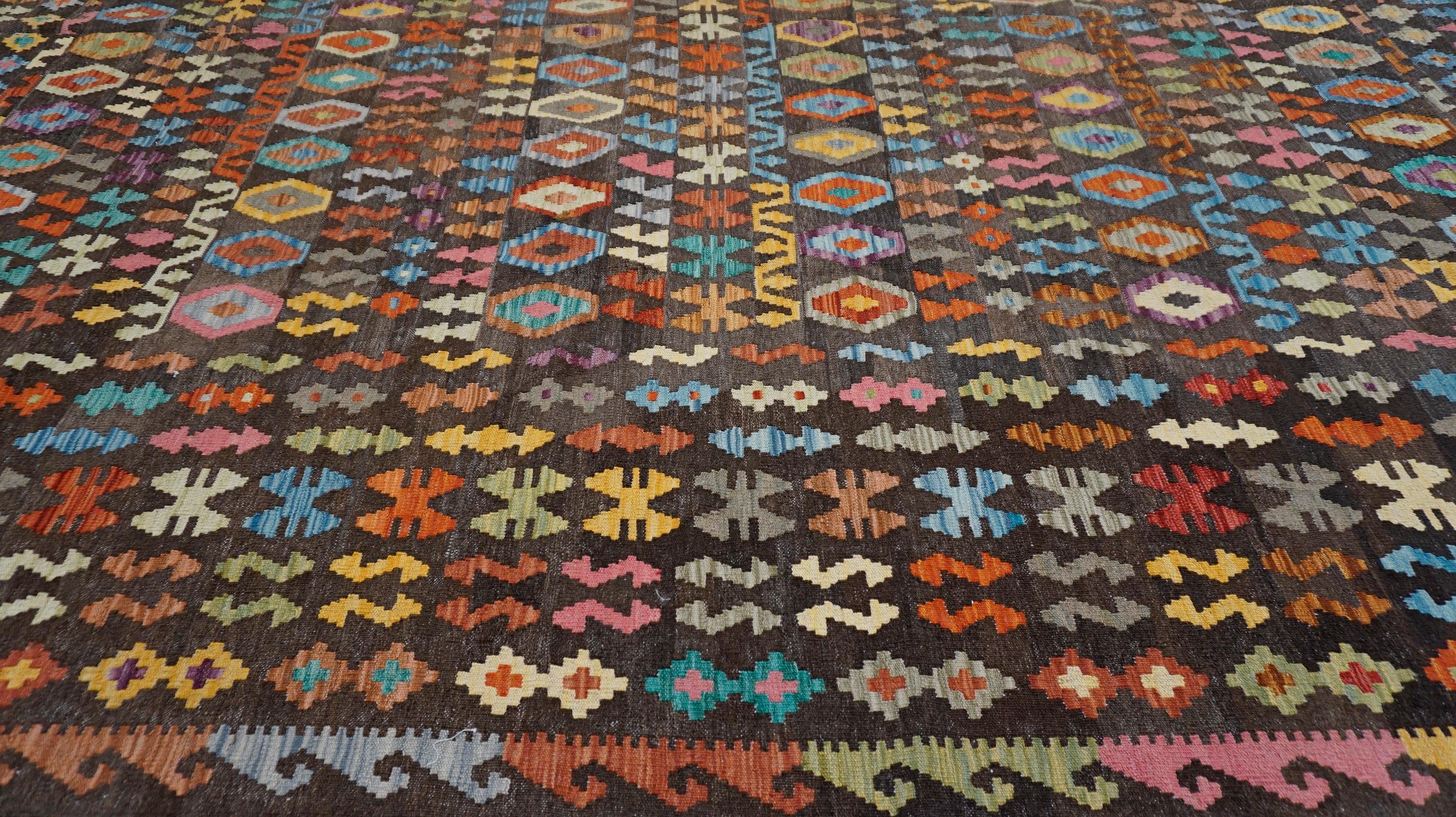 Base marrón con estampado multicolor Kilim de lana 10'4''x15'7'' Siglo XXI y contemporáneo en venta