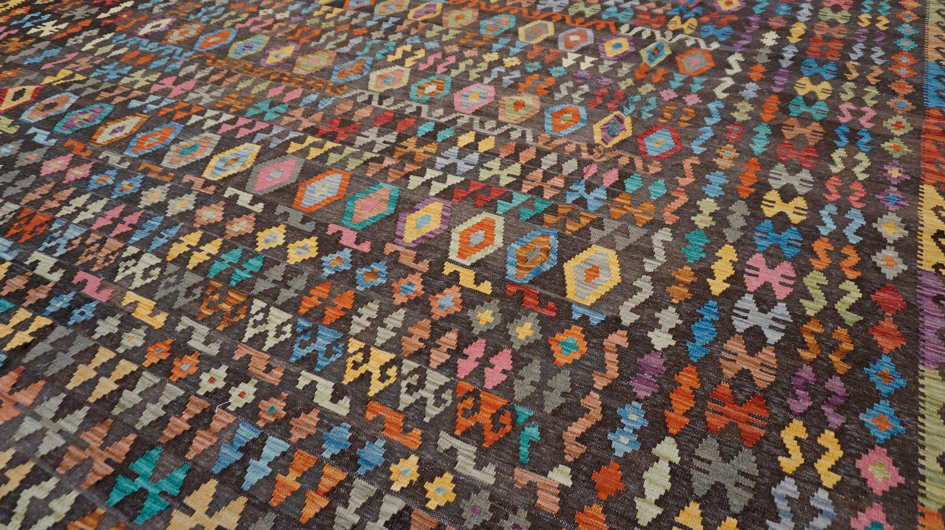 Base marrón con estampado multicolor Kilim de lana 10'4''x15'7'' en venta 1