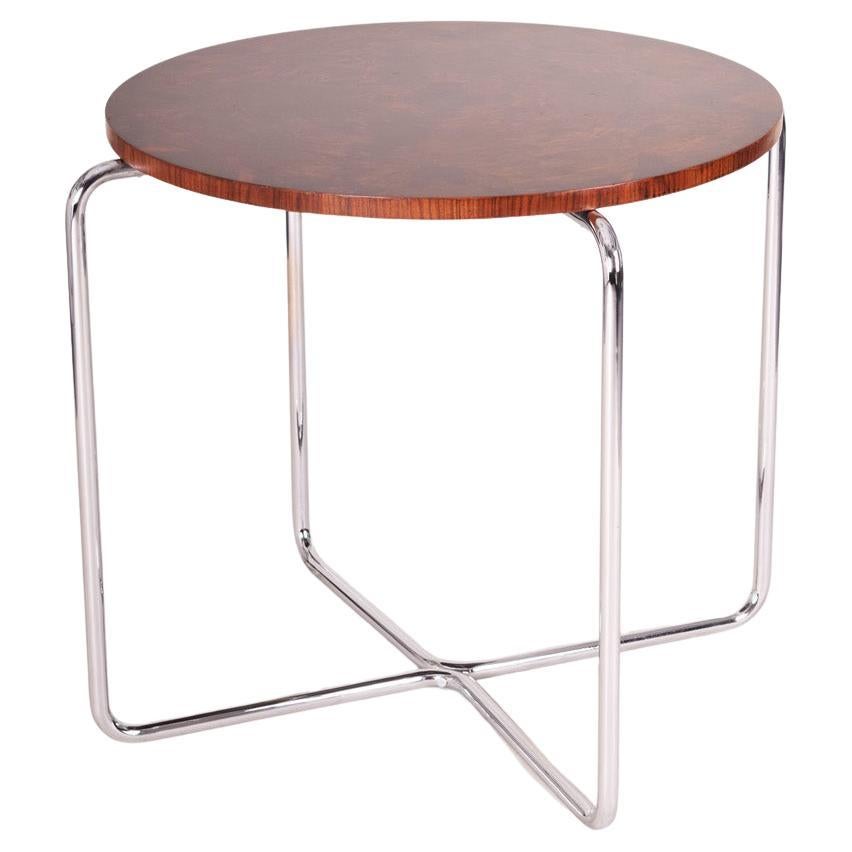 Table Bauhaus marron fabriquée en République tchèque dans les années 1930, entièrement restaurée en noyer et chrome