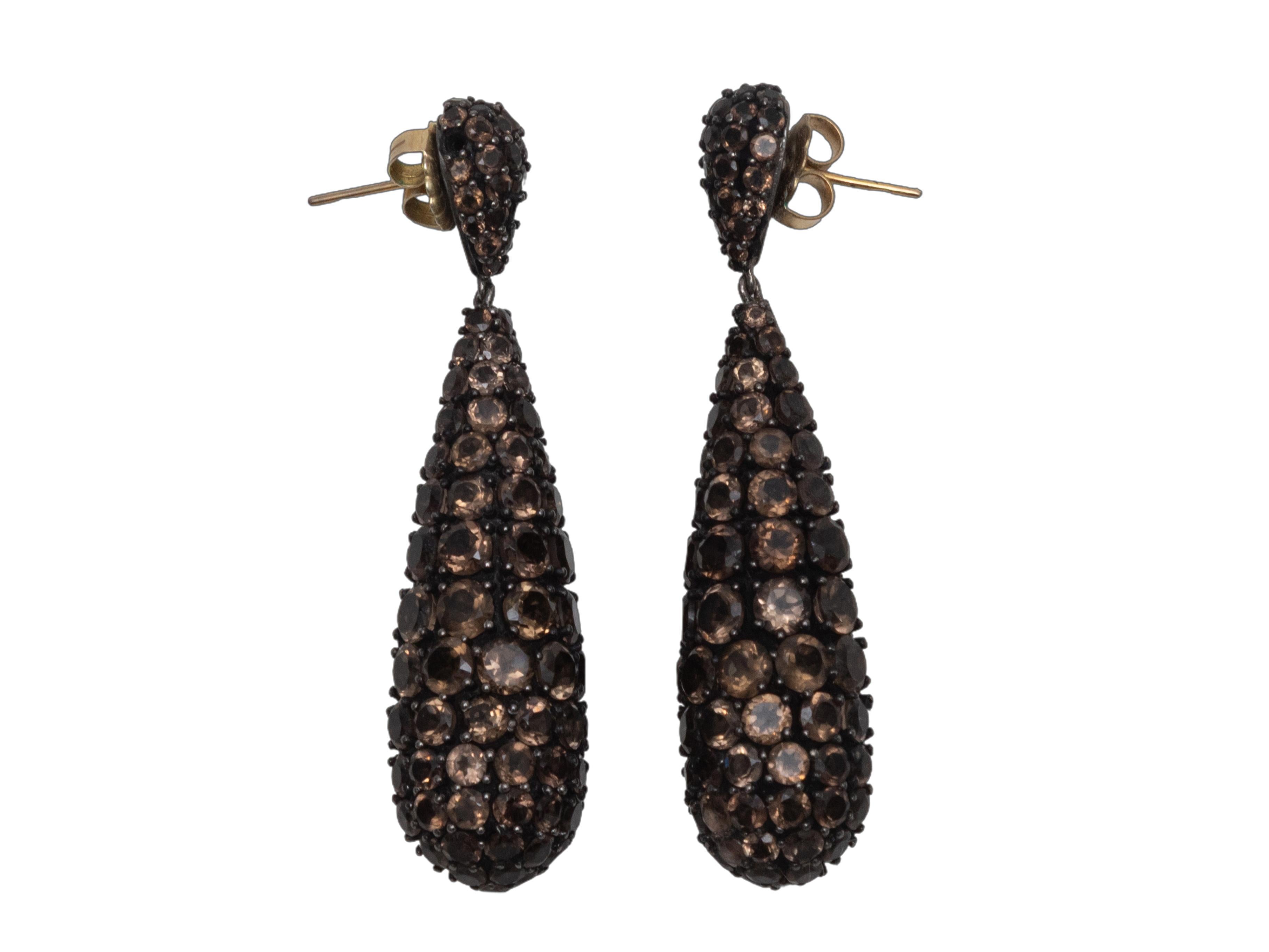 Orecchini a goccia in quarzo fumé sfaccettato marrone di Bavna. Accessori dorati. Larghezza 0,75