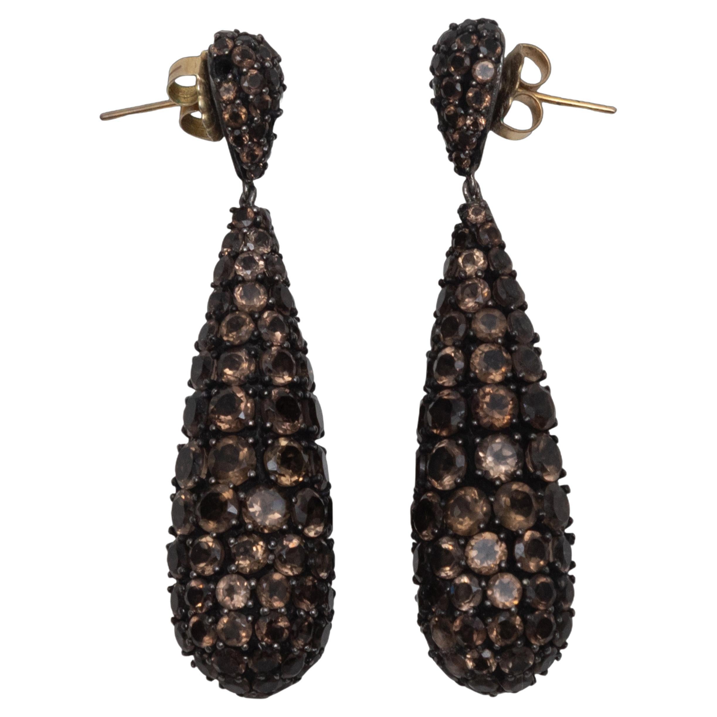 Orecchini a goccia di quarzo sfaccettato marrone Bavna in vendita