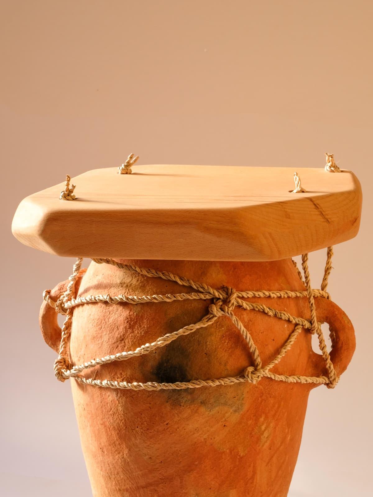 Marocain Table de chevet contemporaine Brown en Clay, corde de palmier et Wood, Handcraft en vente