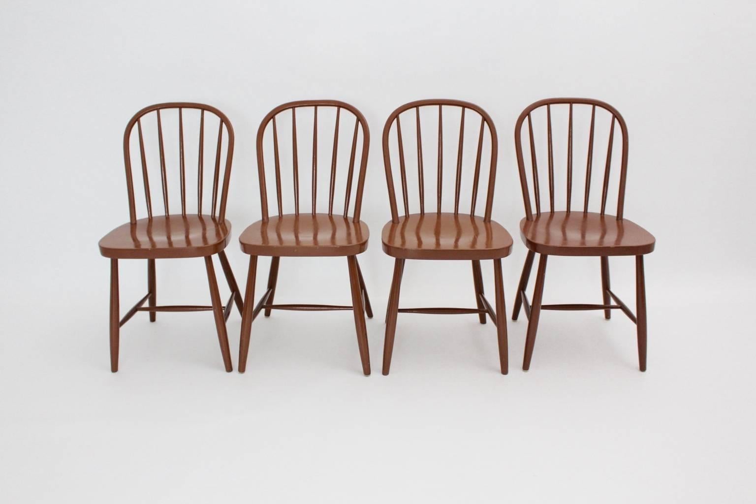 Art Deco vintage Windsor chairs or dining chairs Josef Frank attributed circa 1930 in Vienna and executed by Thonet-Mundus. It features a company´s branding label.
The chairs from brown lacquered beechwood and bentwood are stable and