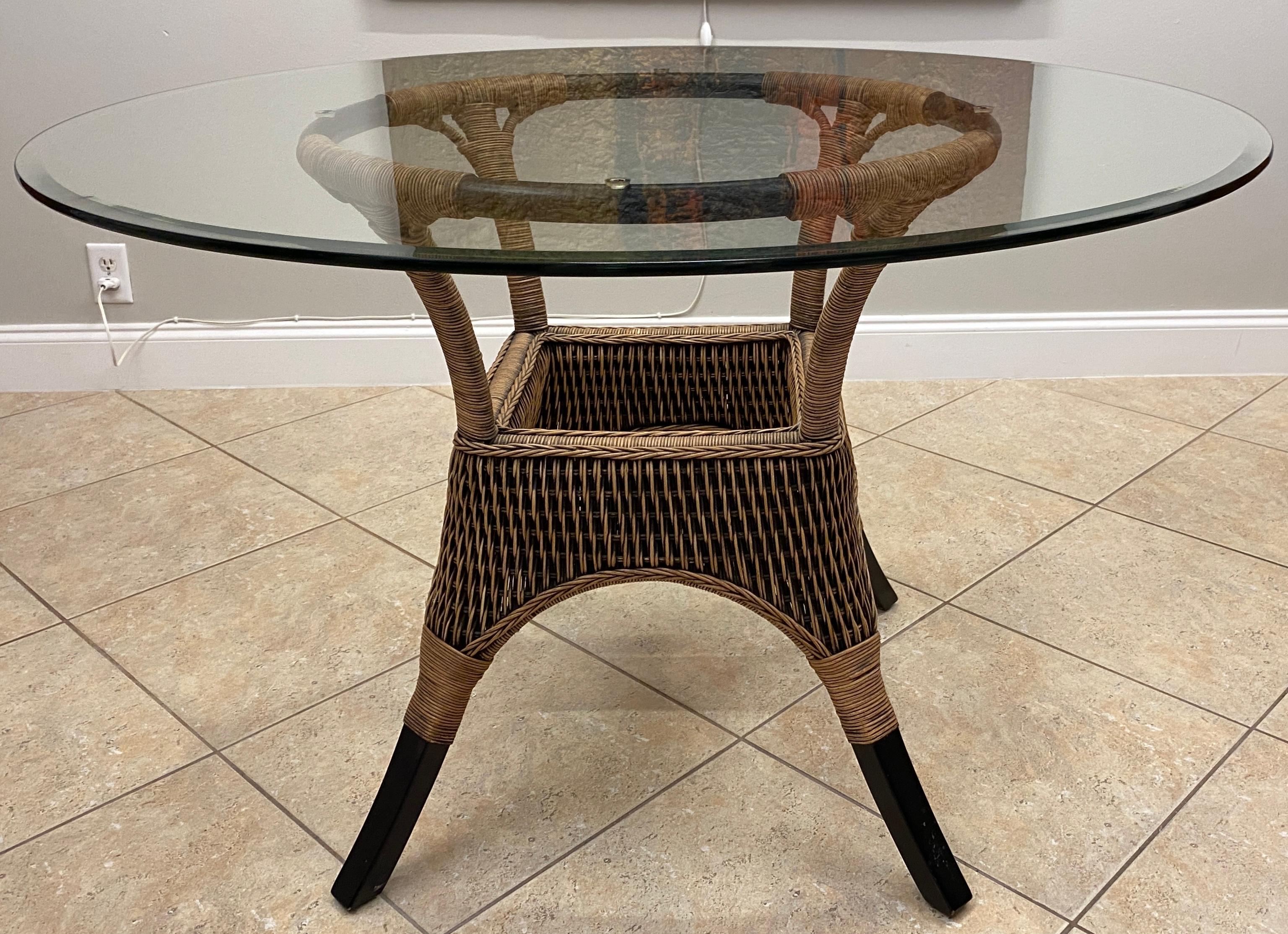 Coloniale americano Set di mobili da giardino in rattan, set di tavolo e 5 sedie con piano in vetro, set da pranzo in vimini in vendita