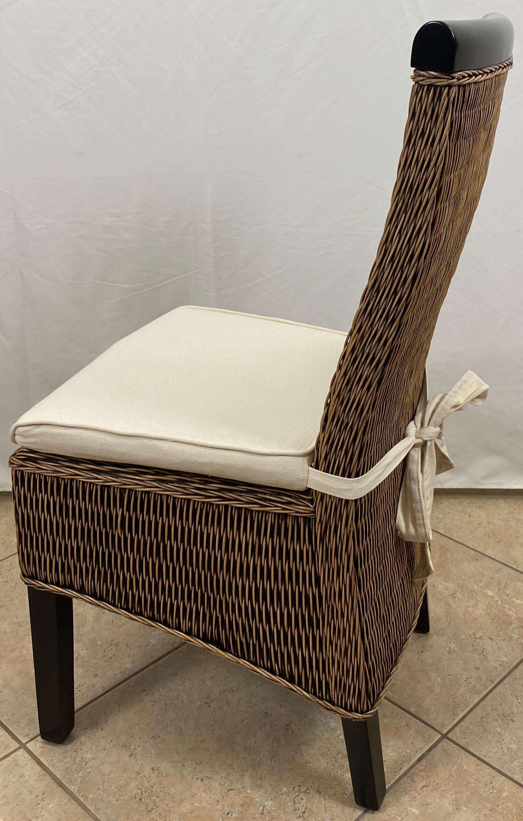 Set di mobili da giardino in rattan, set di tavolo e 5 sedie con piano in vetro, set da pranzo in vimini In condizioni buone in vendita a Miami, FL