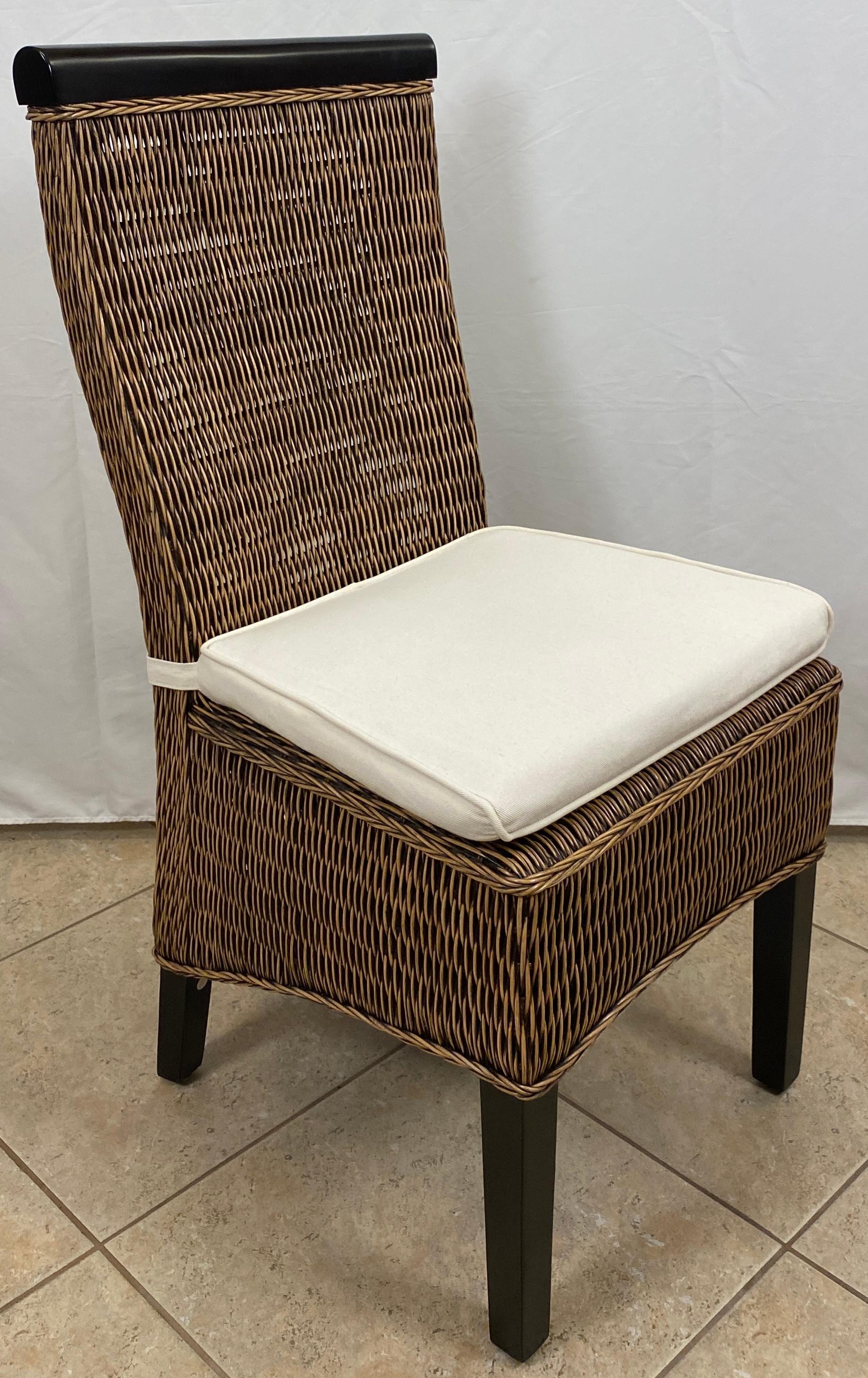 XX secolo Set di mobili da giardino in rattan, set di tavolo e 5 sedie con piano in vetro, set da pranzo in vimini in vendita