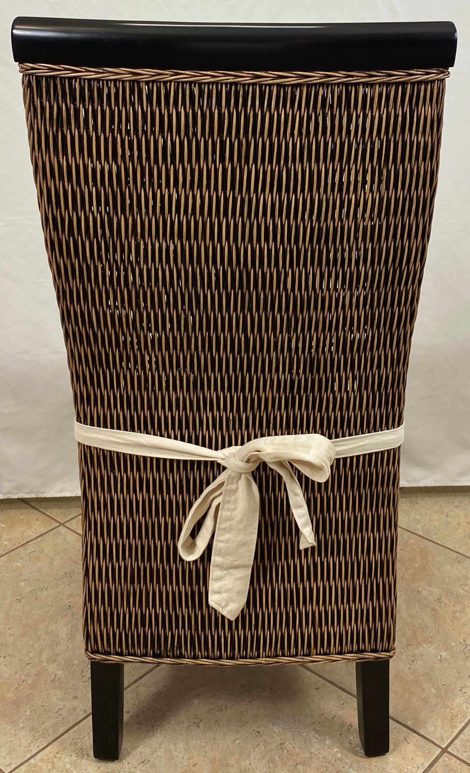 Set di mobili da giardino in rattan, set di tavolo e 5 sedie con piano in vetro, set da pranzo in vimini in vendita 1