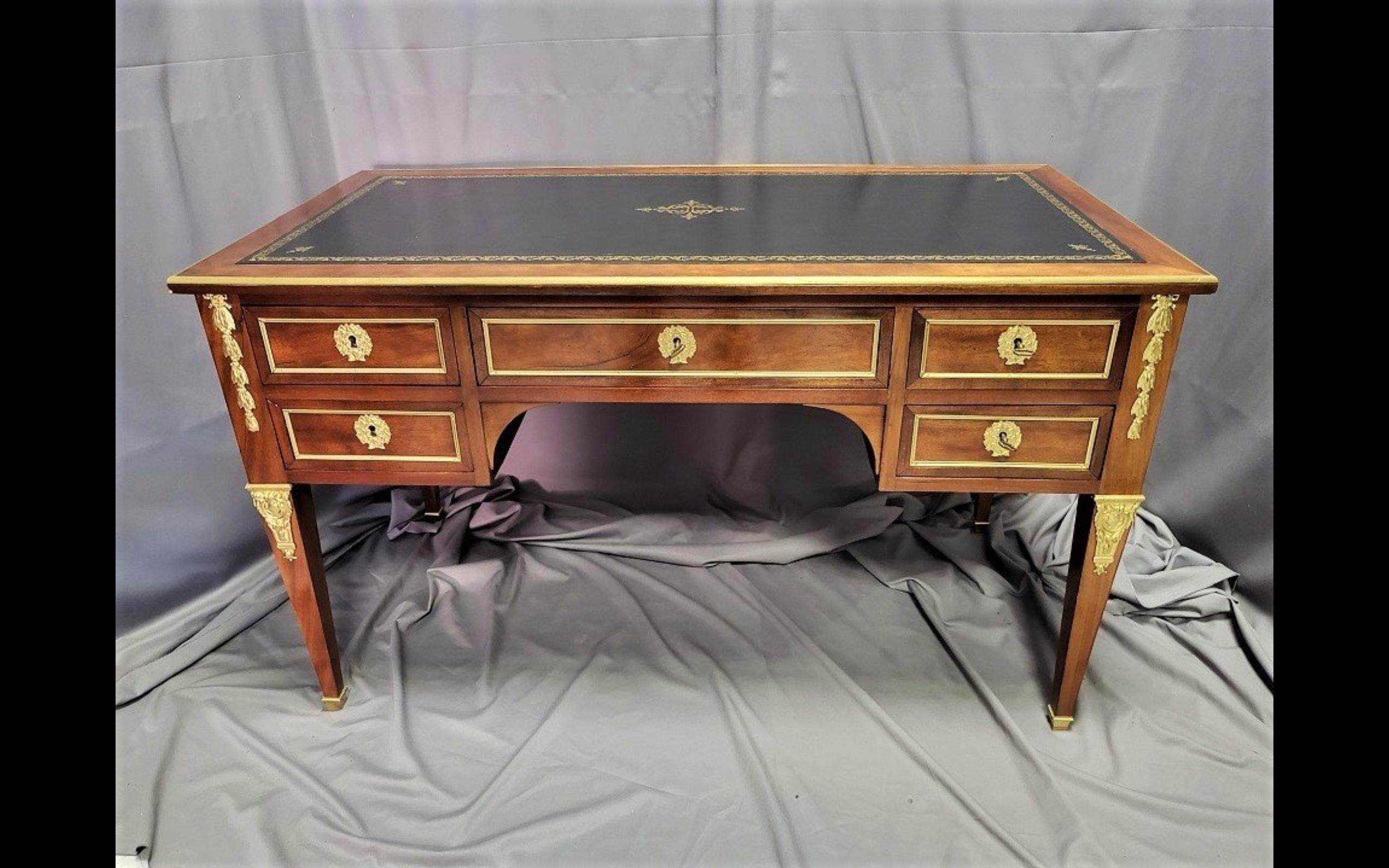 Table desk with drawbars decorated with bronzes from the Napoleon III period and Boulle style.
Beautiful desk with 2 opening side parts.
Full walnut veneer.
Important ornamentation of gilded bronzes with ingot molds, patterns on the sides and