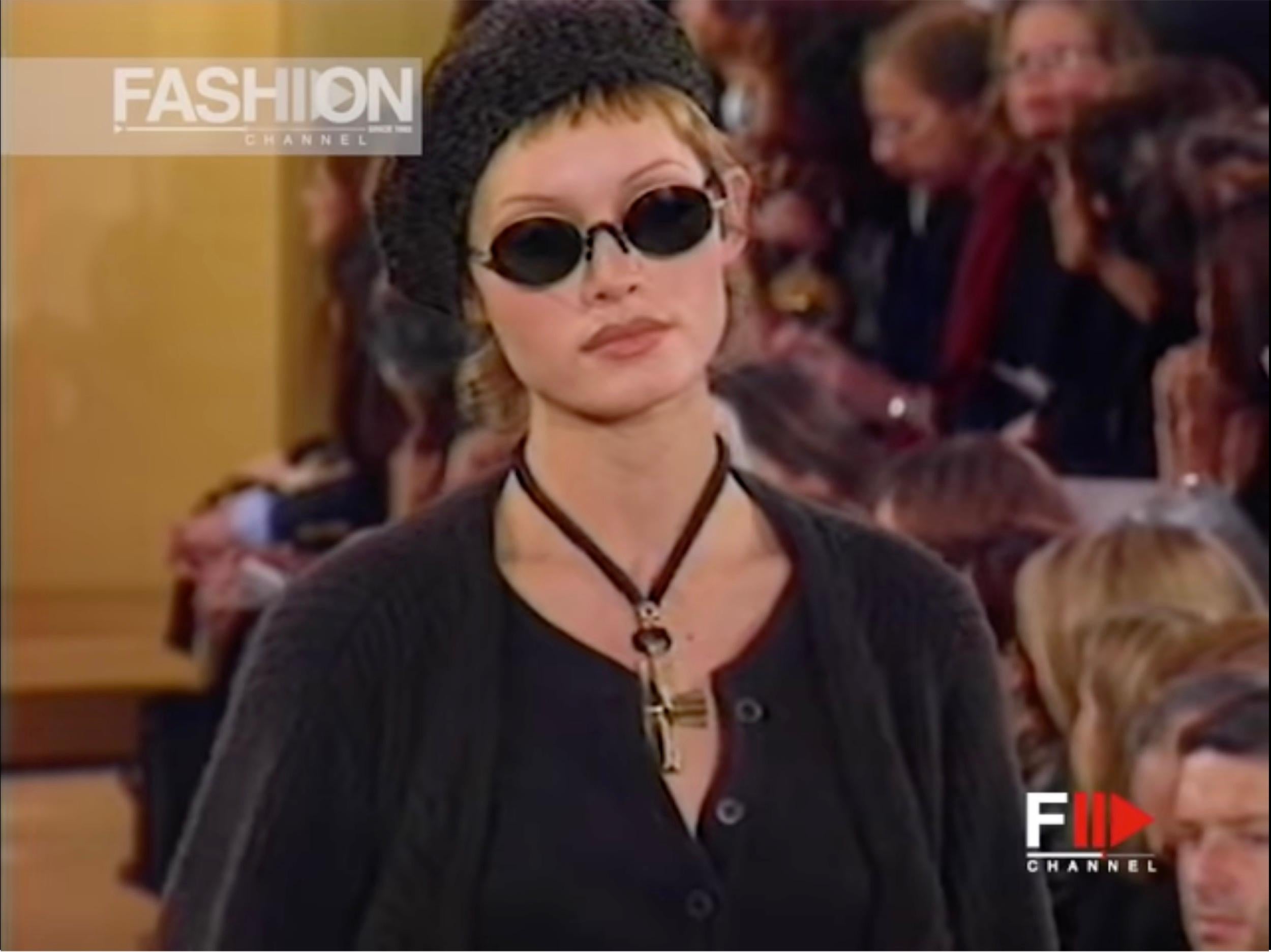 Donna Karan FW 1993
Zu jedem Look gehörte eine Baskenmütze in grauen, braunen und schwarzen Farben, entweder aus Samt oder aus gestrickter Chenille.  
Dieses ist ein braunes (fast schwarzes) ultraweiches Strick-Chenile.
Radius hat eine gewisse
