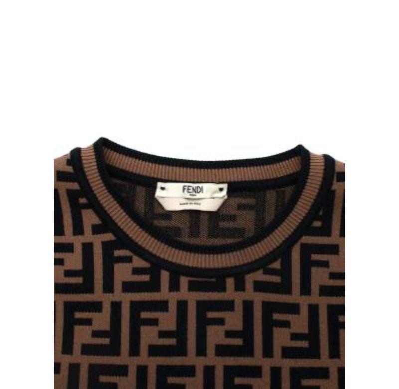 Fendi Braunes & schwarzes Monogramm-Jacquard-Stricktop
 
 - Leichtes Stretchstrick-Viskose mit FF-Monogramm
 - Runder Hals, lange Ärmel mit geripptem Kragen, Manschettenknöpfen und Saum
 - Schließe für die Montage
 
 Hergestellt in Italien
 Waschbar