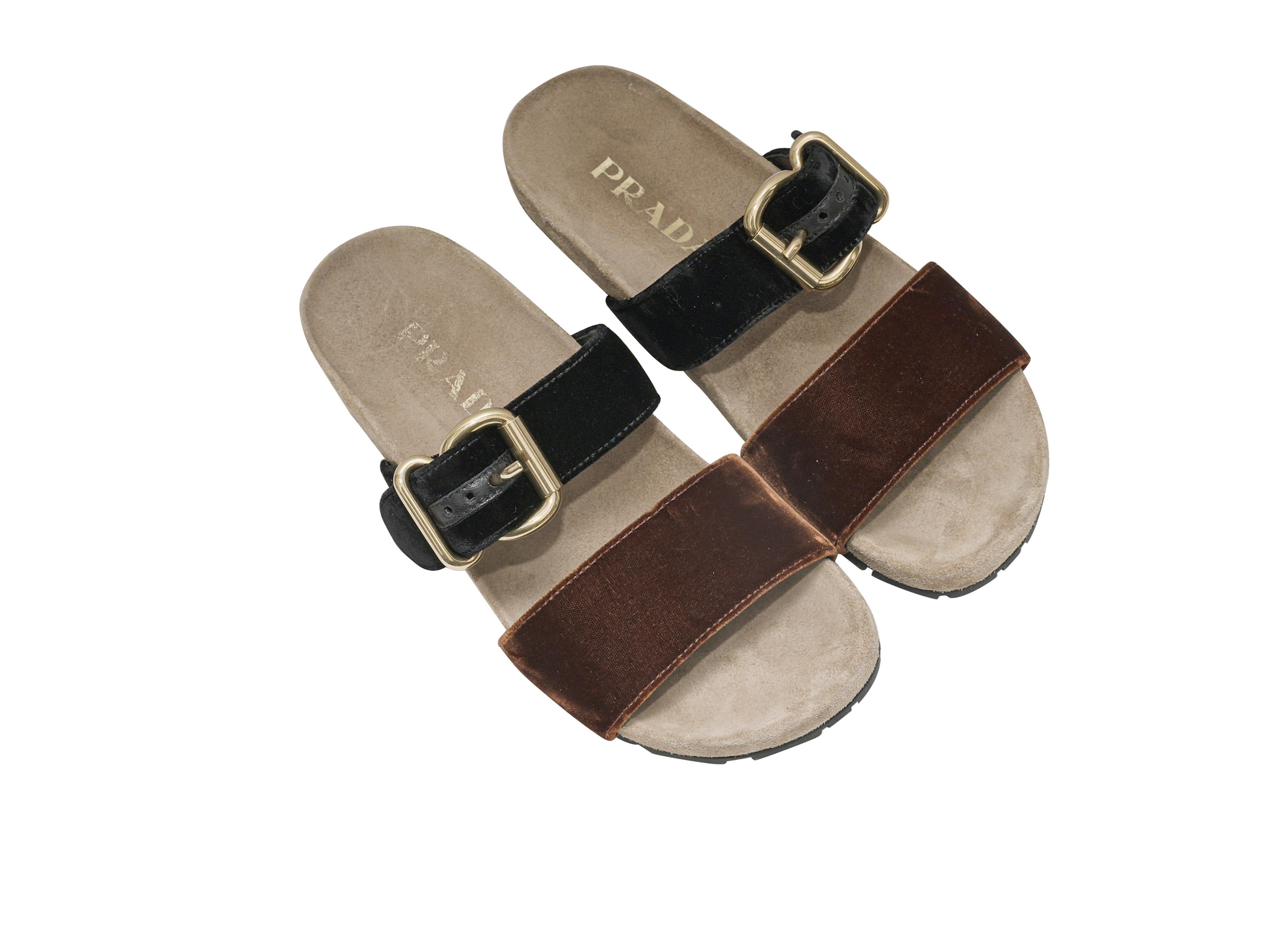 Sandales plates en velours marron et noir de Prada. Boucles en métal doré sur le dessus. Hauteur de talon de 1